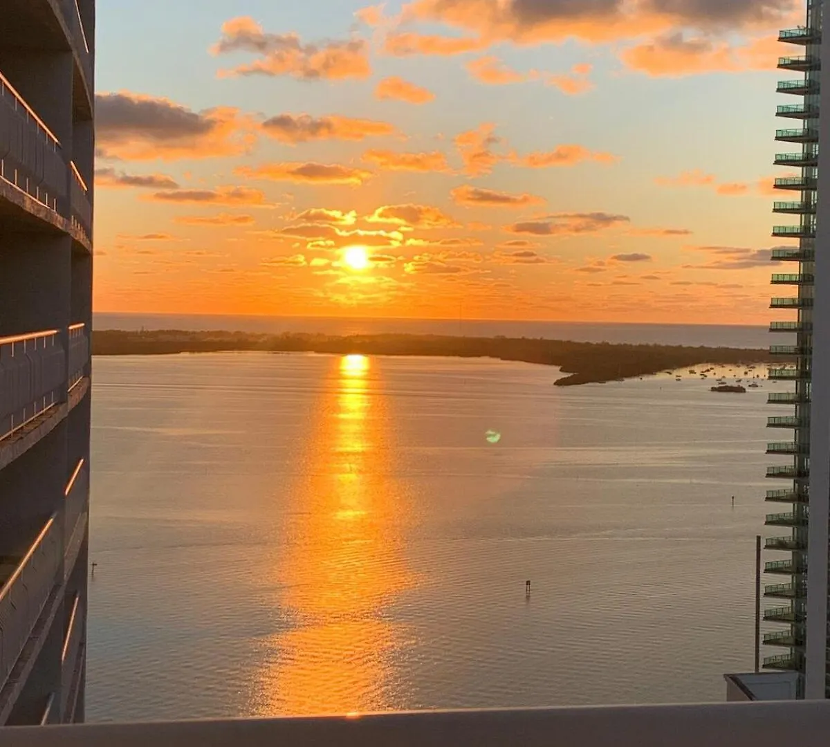 Views, 2 Balconies, 2 Bedrooms, Pool, Gym, Parking Apartment *