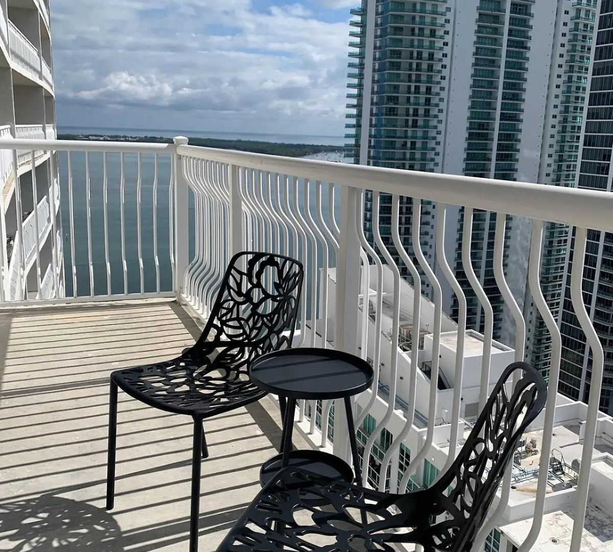 Apartment Views, 2 Balconies, 2 Bedrooms, Pool, Gym, Parking *