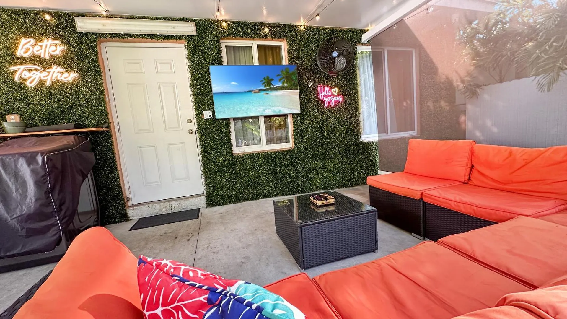 Vacay Spot Gables: Spacious Group Retreat With Game & Prime Location Holiday home *