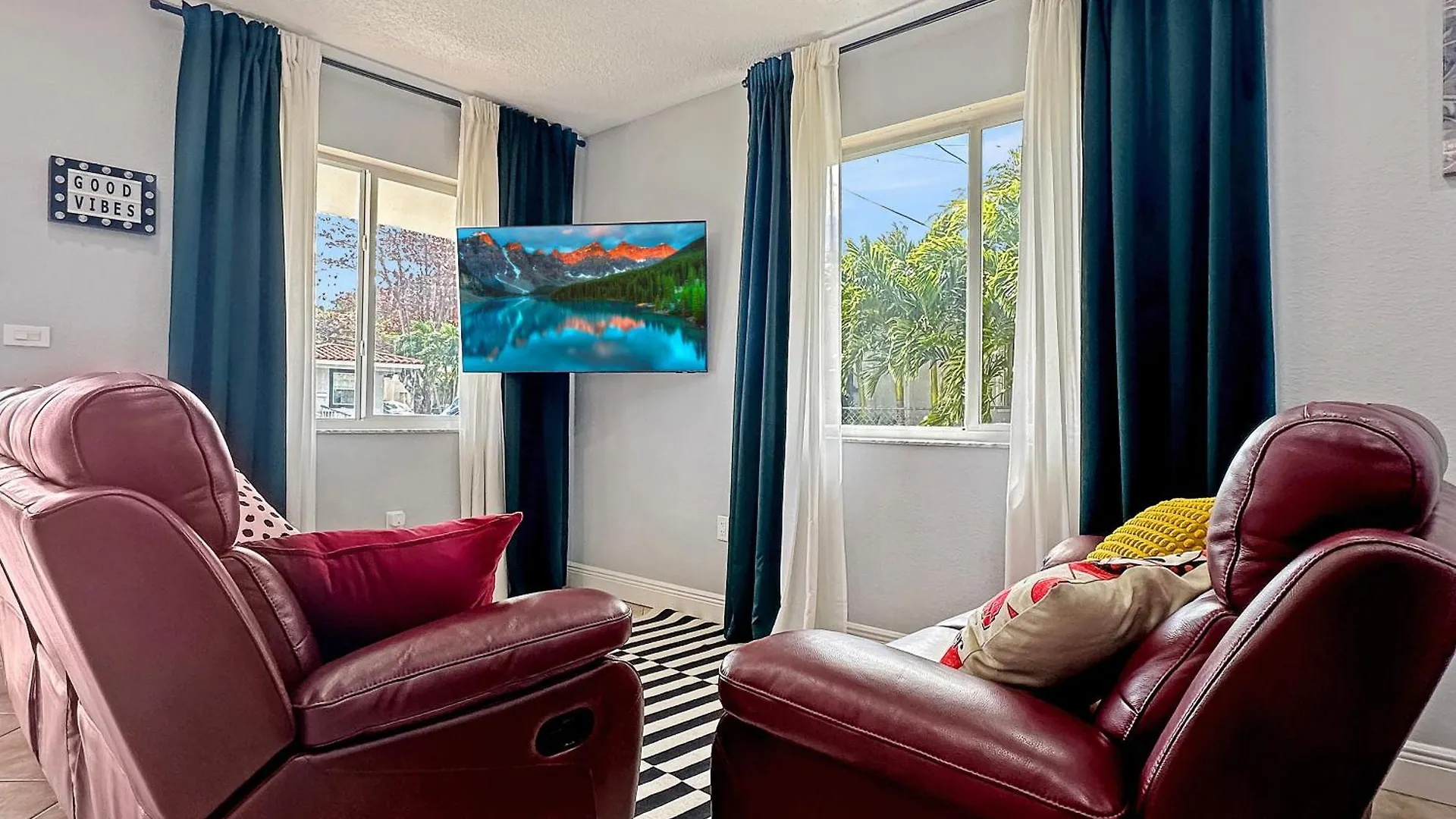 Vacay Spot Gables: Spacious Group Retreat With Game & Prime Location Holiday home *