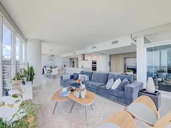 Apartment Spacious Corner With Stunning Bay Views
