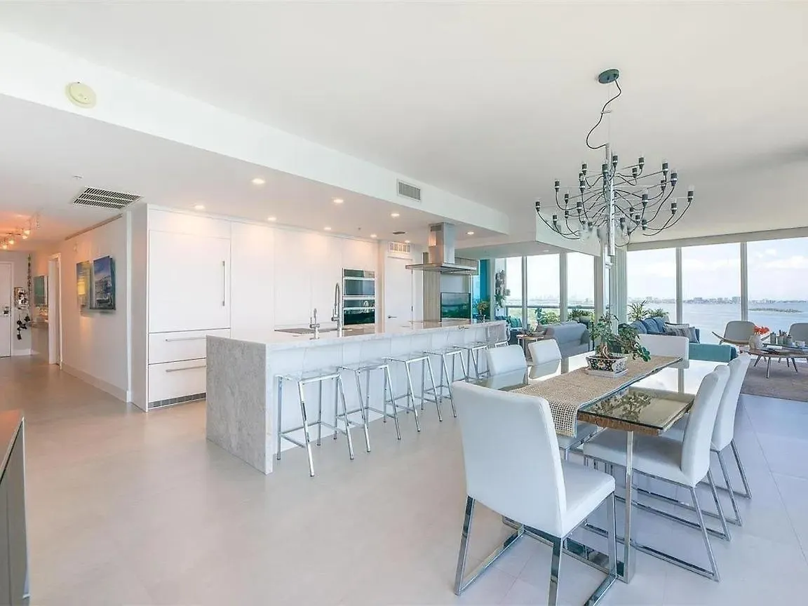 Spacious Corner With Stunning Bay Views Apartment *