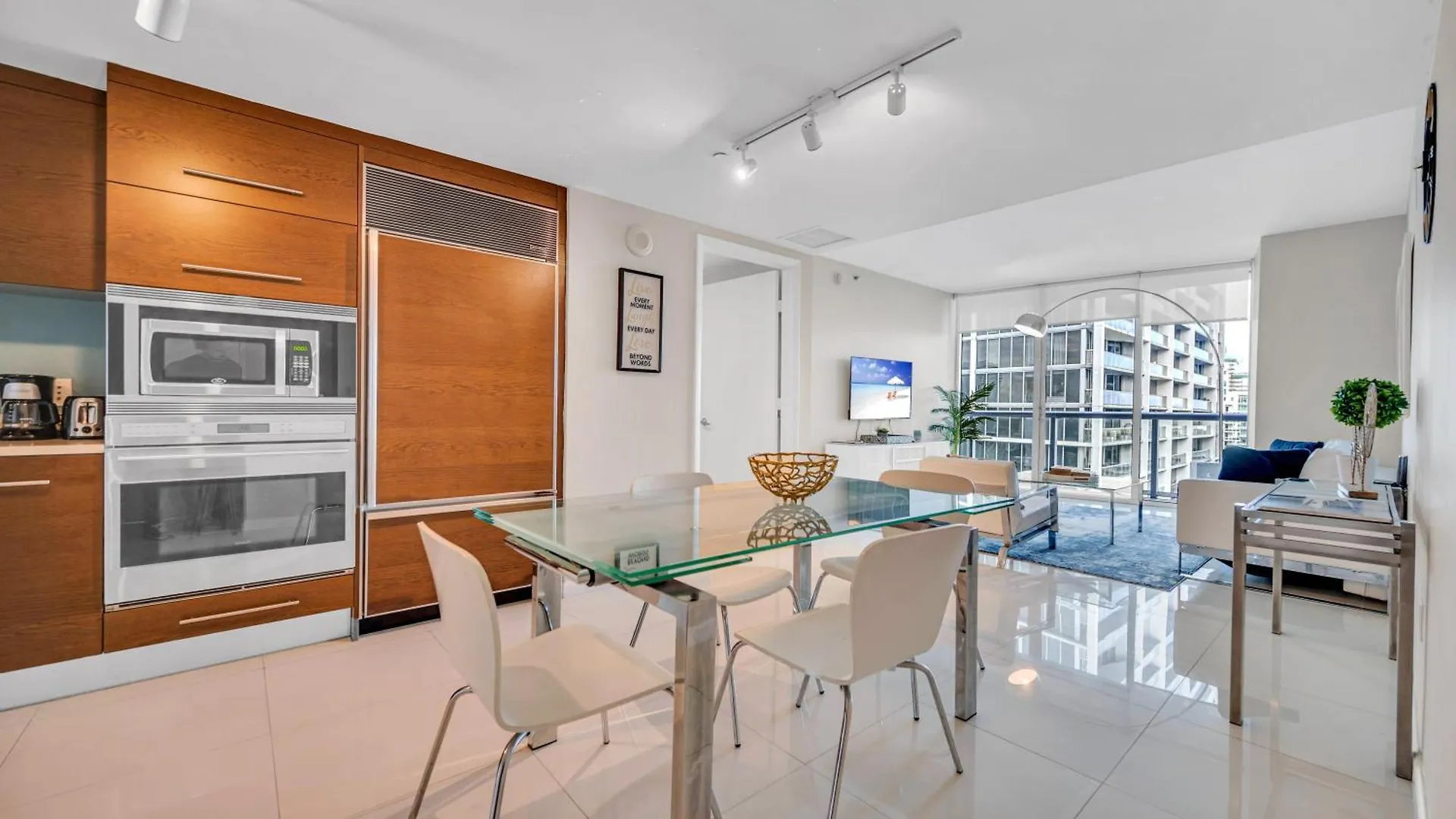 High Floor Icon Brickell Bay & Pool View 5 Star Apartment