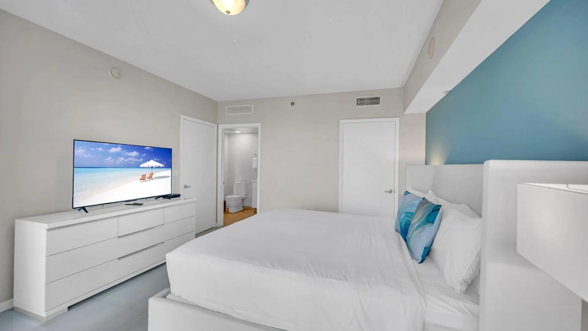 High Floor Icon Brickell Bay & Pool View 5 Star Apartment