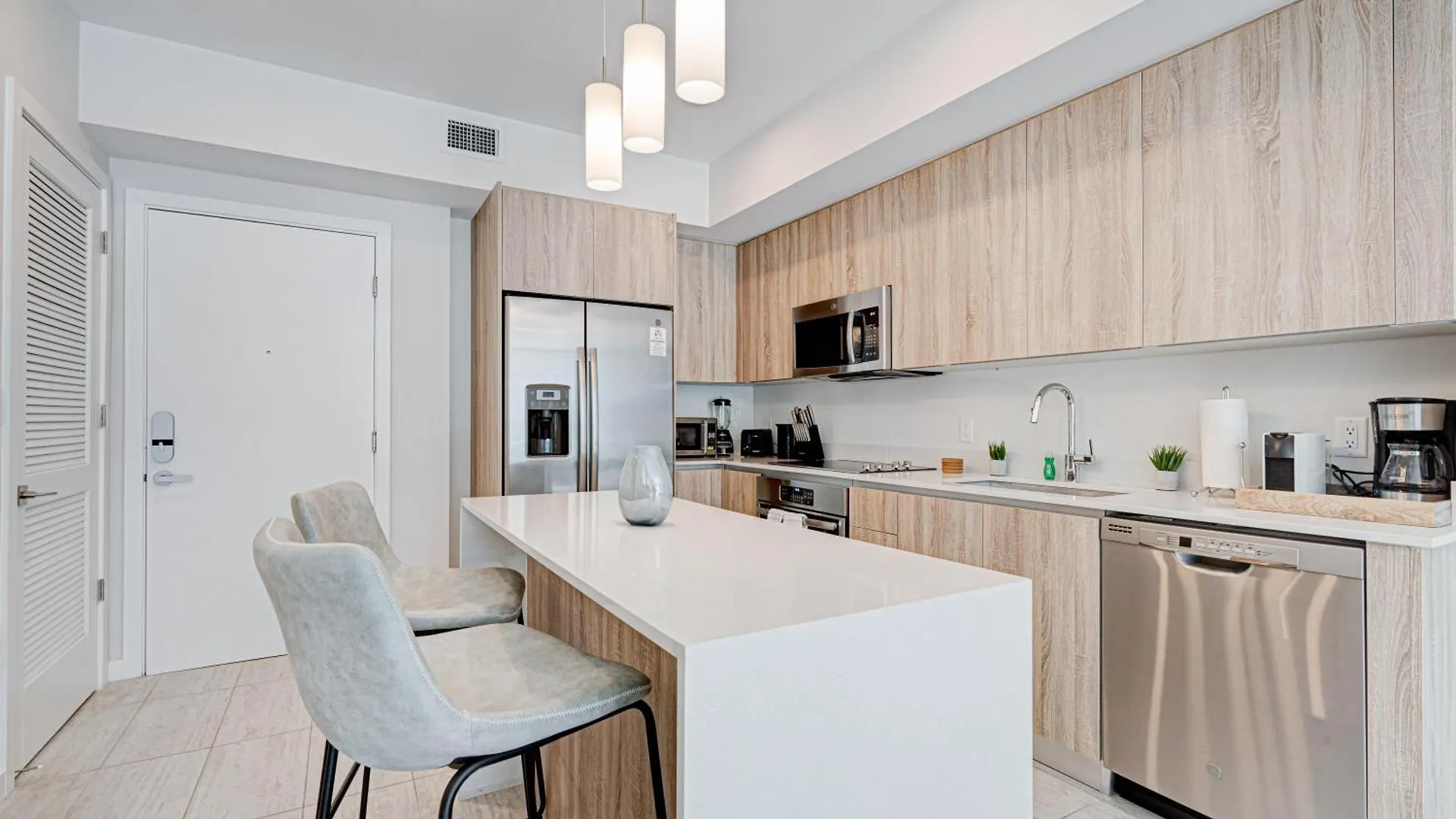 3900-719jc Design District, 1 Bedroom /1 Bathroom & Bayvie Apartment *