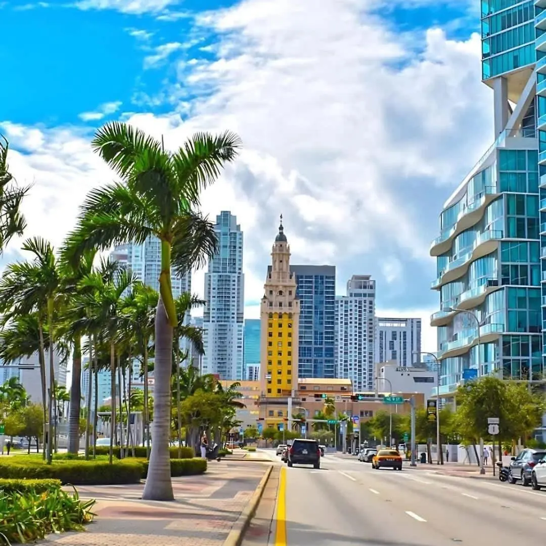 Huge Pool & Gym - Explore Miami's Heat Apartment *