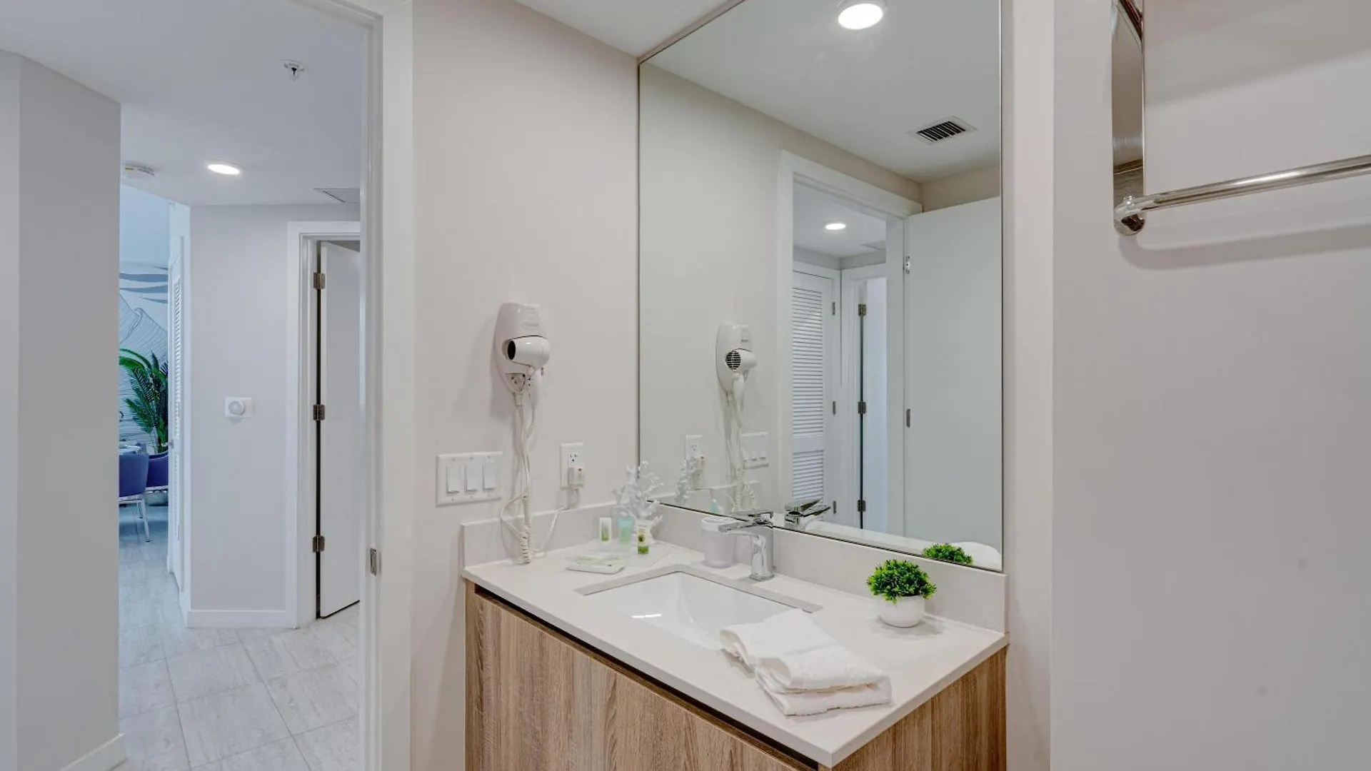 Apartment 3900-717as Design District, 2 Bedrooms & 2 Bathrooms & Bay Miami
