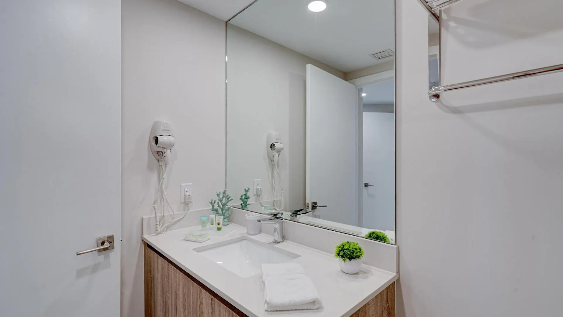 Apartment 3900-717as Design District, 2 Bedrooms & 2 Bathrooms & Bay