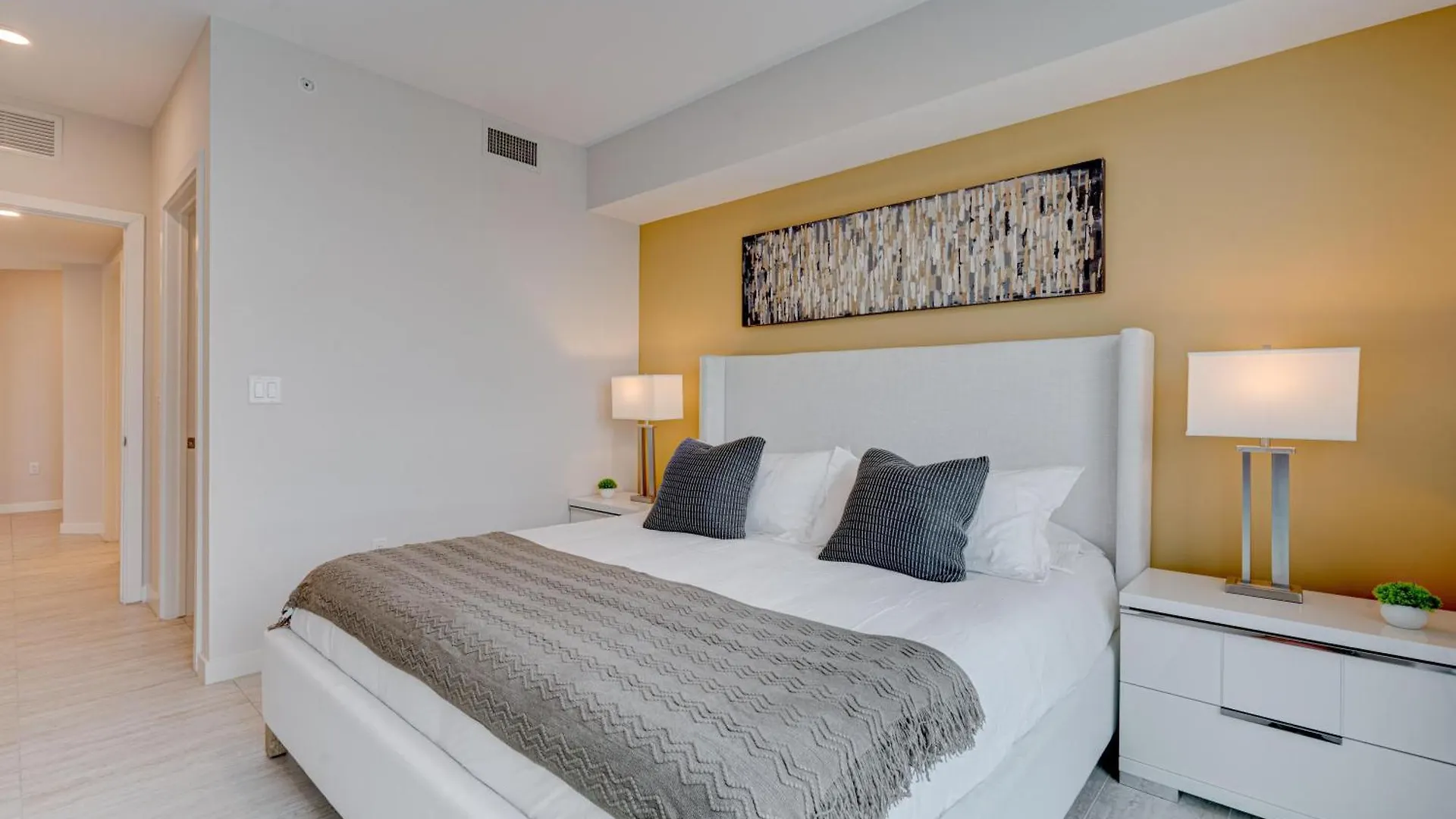 3900-717as Design District, 2 Bedrooms & 2 Bathrooms & Bay *