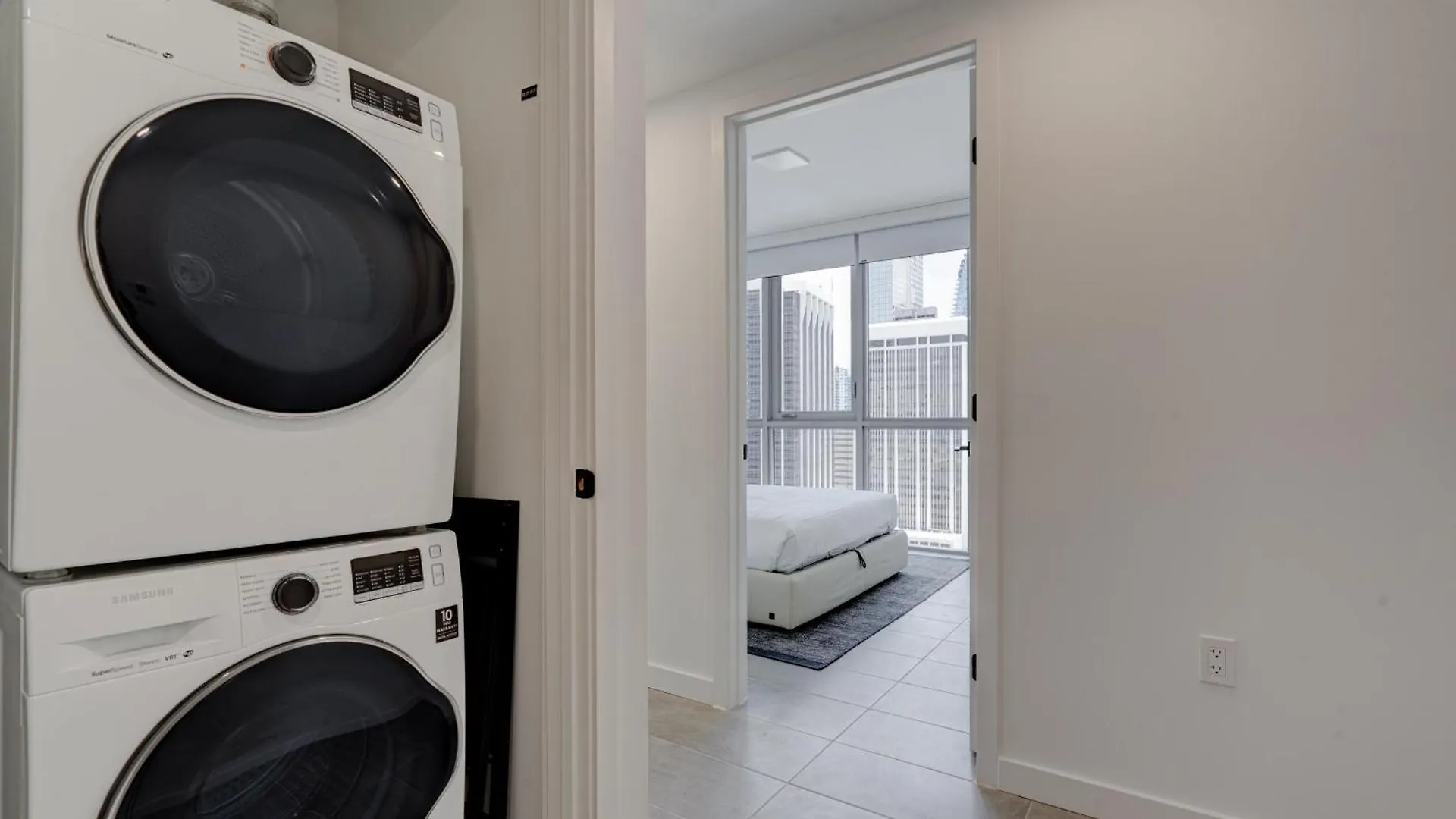 227-2500fu Downtown 1 Bedroom *