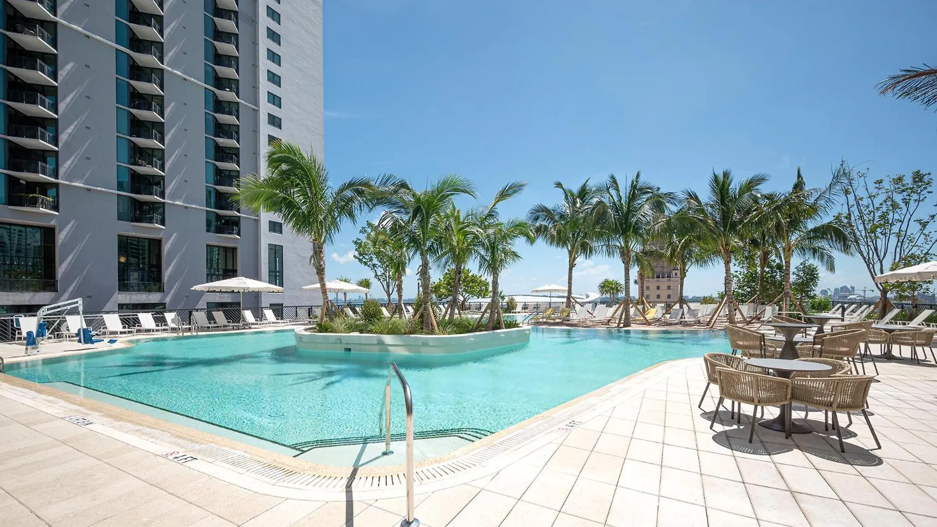 Two Bedroom With Luxurious Amenities Across From Kaseya Center- Daily Fee And Parking Not Included Apartment *