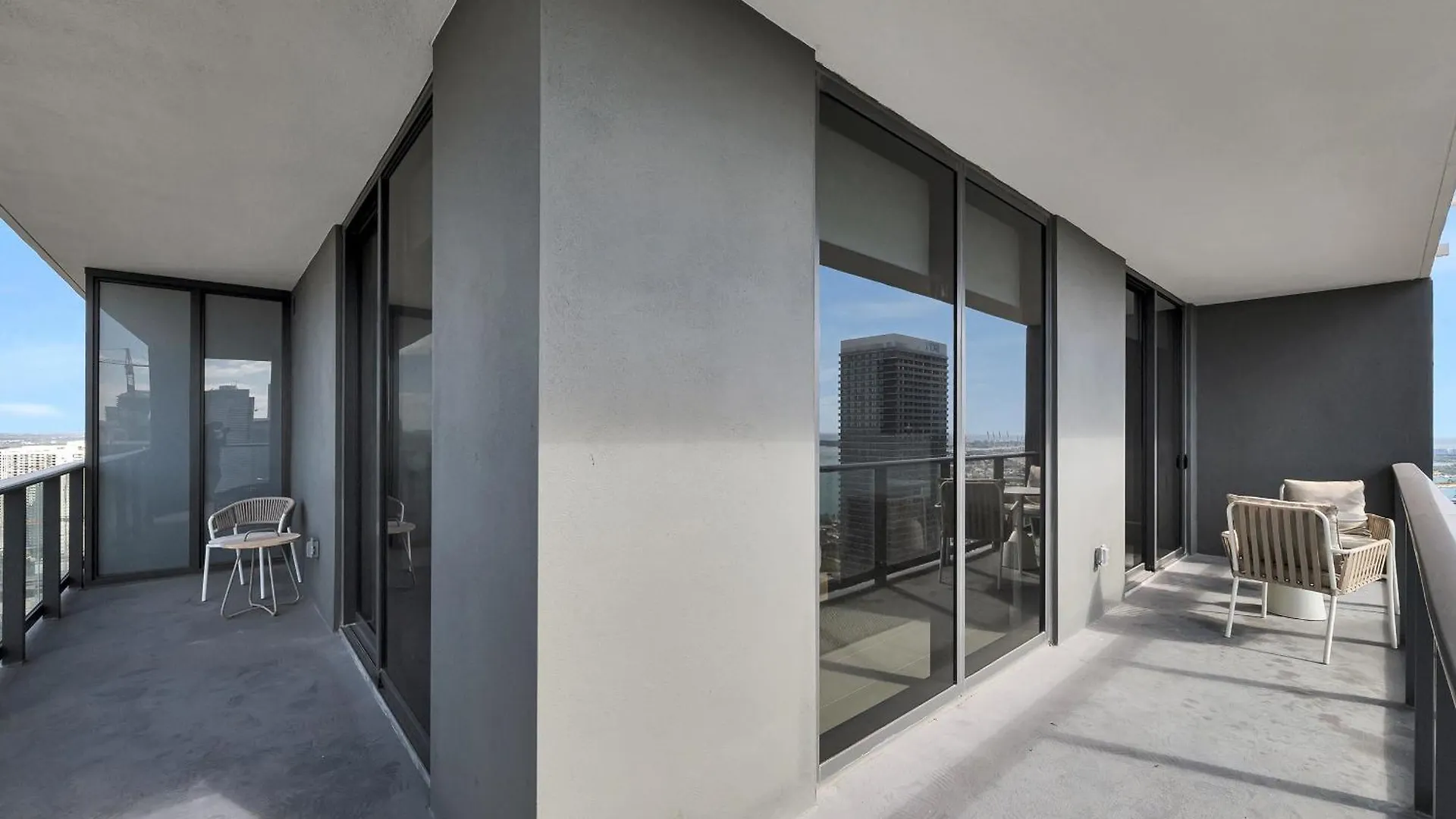 Apartment Two Bedroom With Luxurious Amenities Across From Kaseya Center- Daily Fee And Parking Not Included Miami