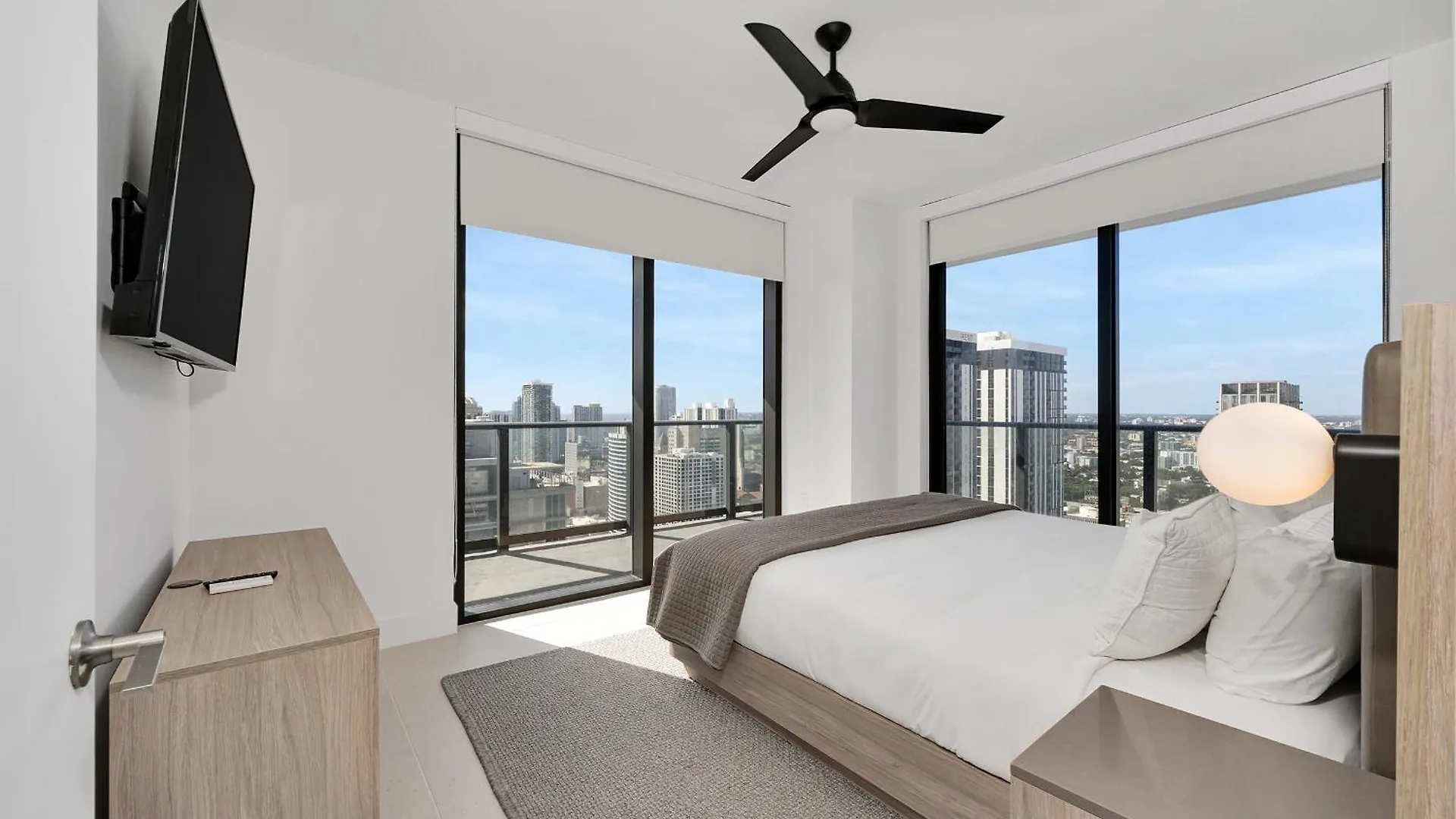 Apartment Two Bedroom With Luxurious Amenities Across From Kaseya Center- Daily Fee And Parking Not Included