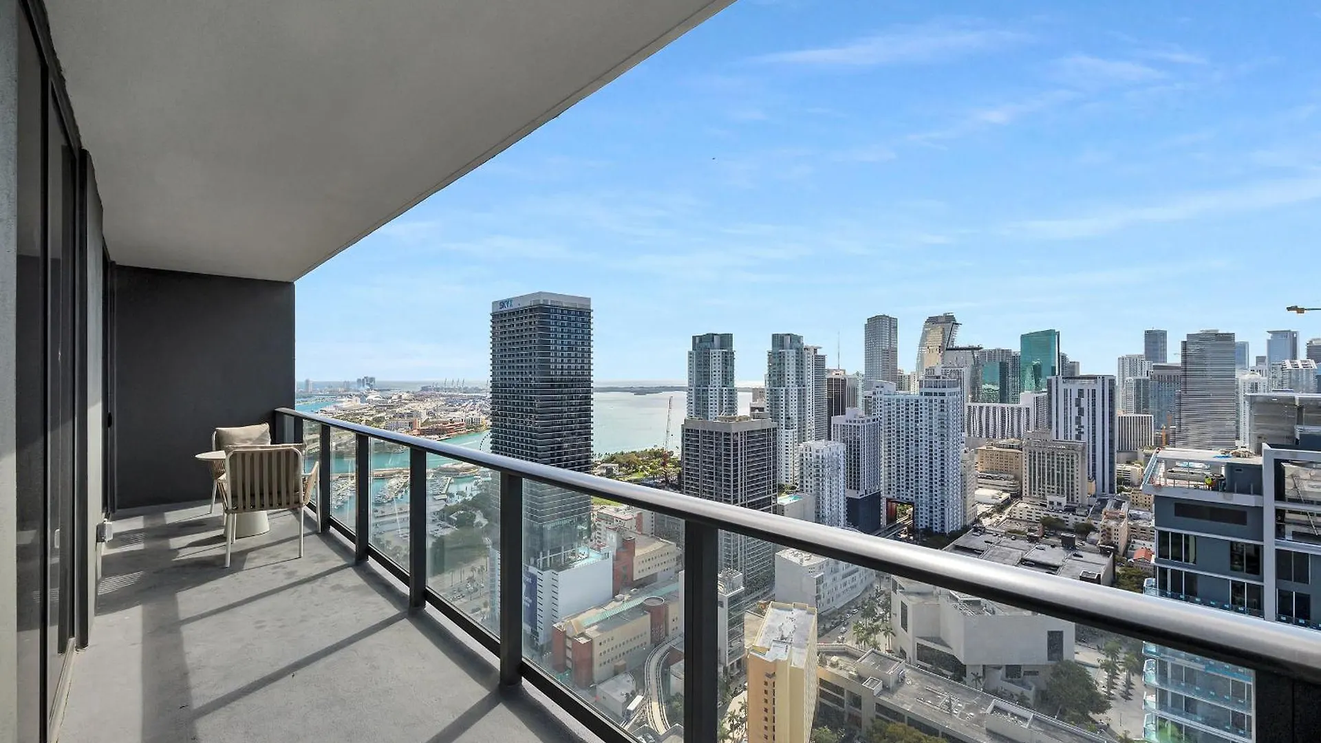Two Bedroom With Luxurious Amenities Across From Kaseya Center- Daily Fee And Parking Not Included Apartment *