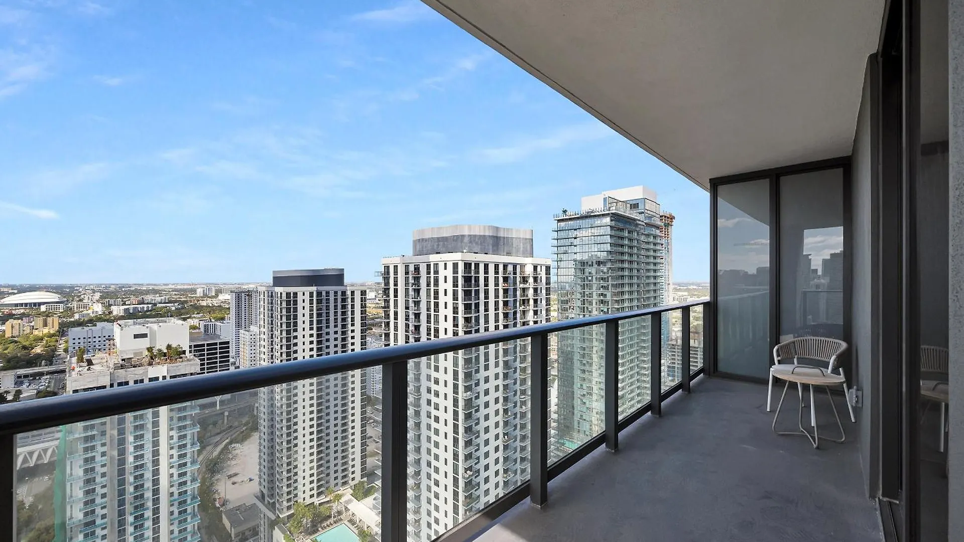 Two Bedroom With Luxurious Amenities Across From Kaseya Center- Daily Fee And Parking Not Included Apartment