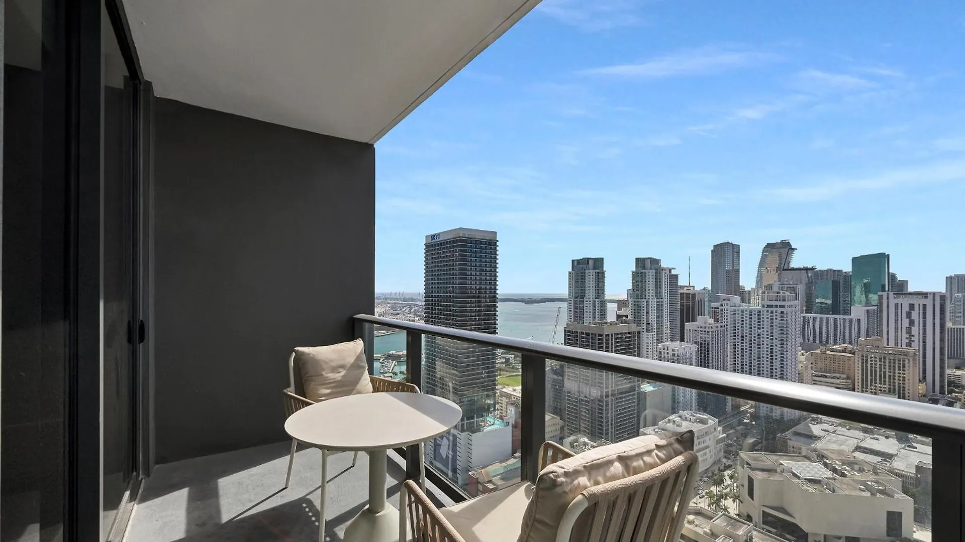 Two Bedroom With Luxurious Amenities Across From Kaseya Center- Daily Fee And Parking Not Included Apartment *