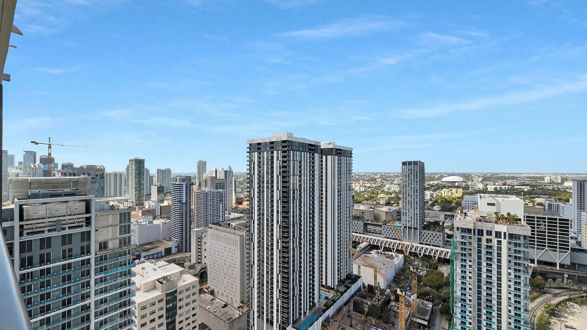 Two Bedroom With Luxurious Amenities Across From Kaseya Center- Daily Fee And Parking Not Included Apartment