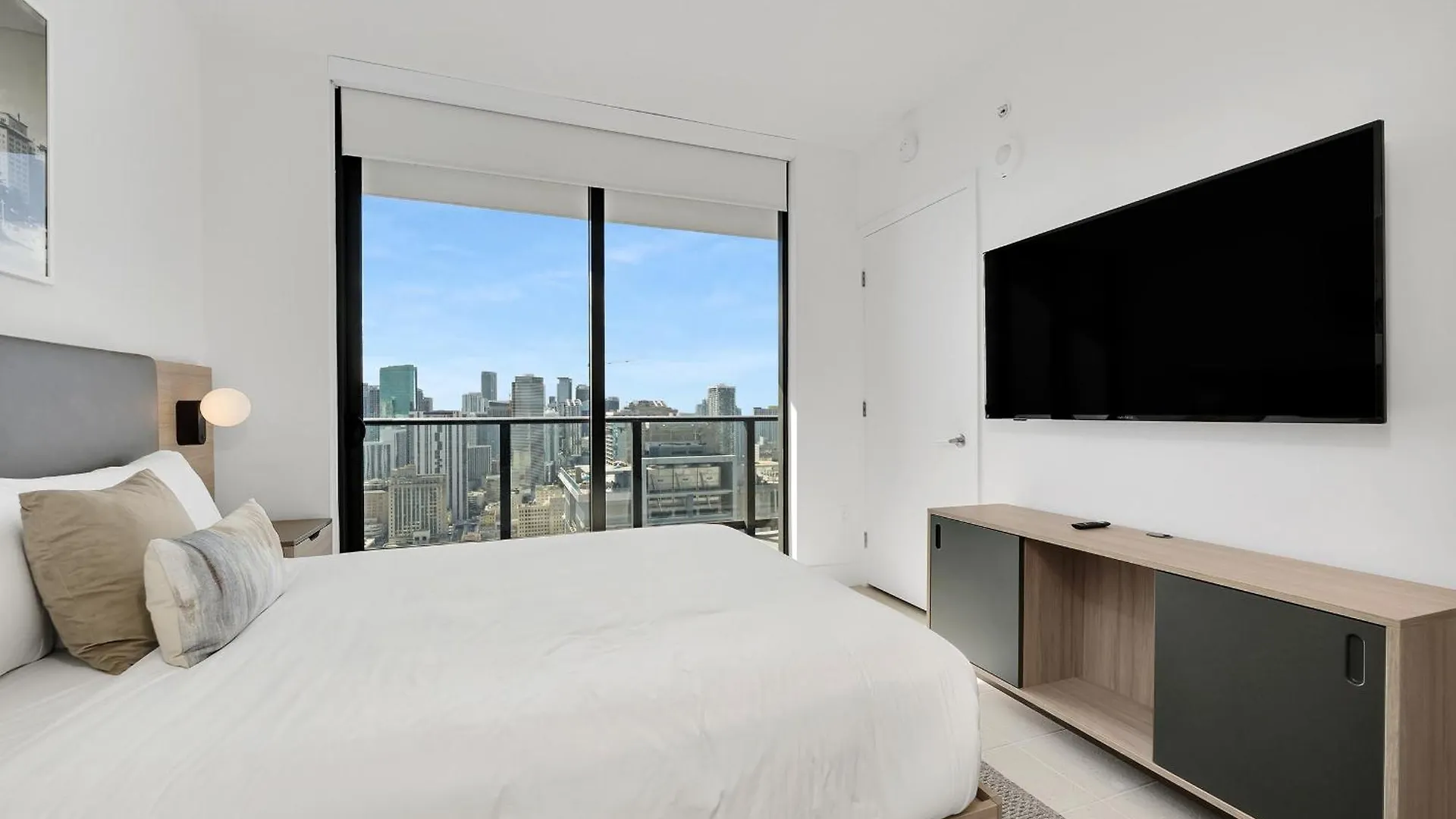 Apartment Two Bedroom With Luxurious Amenities Across From Kaseya Center- Daily Fee And Parking Not Included
