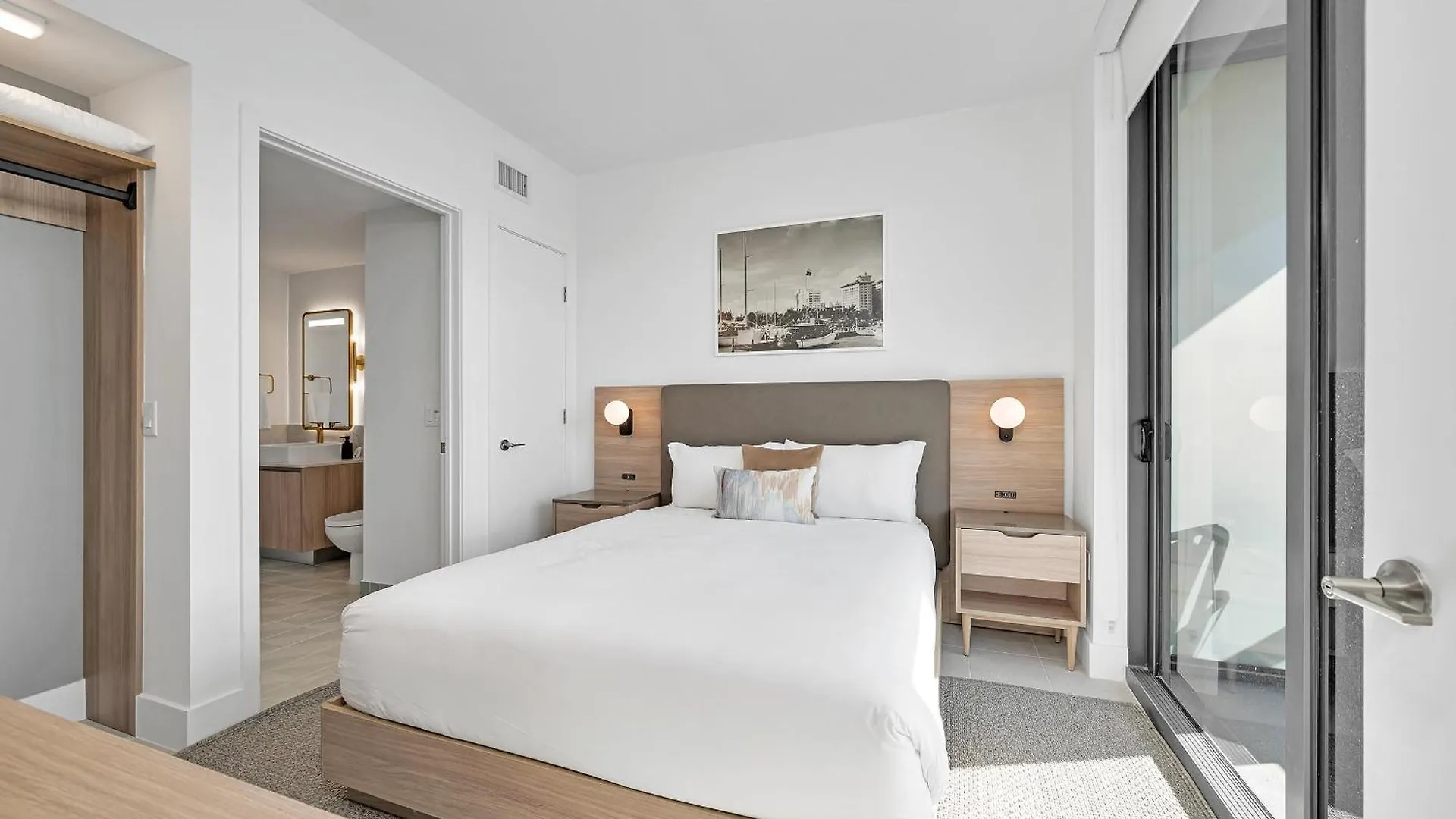 Apartment Two Bedroom With Luxurious Amenities Across From Kaseya Center- Daily Fee And Parking Not Included Miami