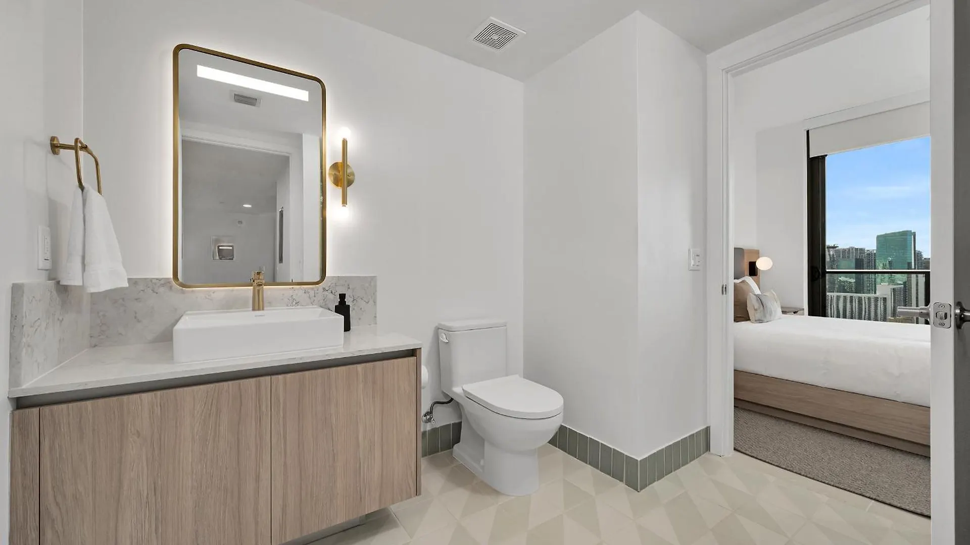 Two Bedroom With Luxurious Amenities Across From Kaseya Center- Daily Fee And Parking Not Included Apartment