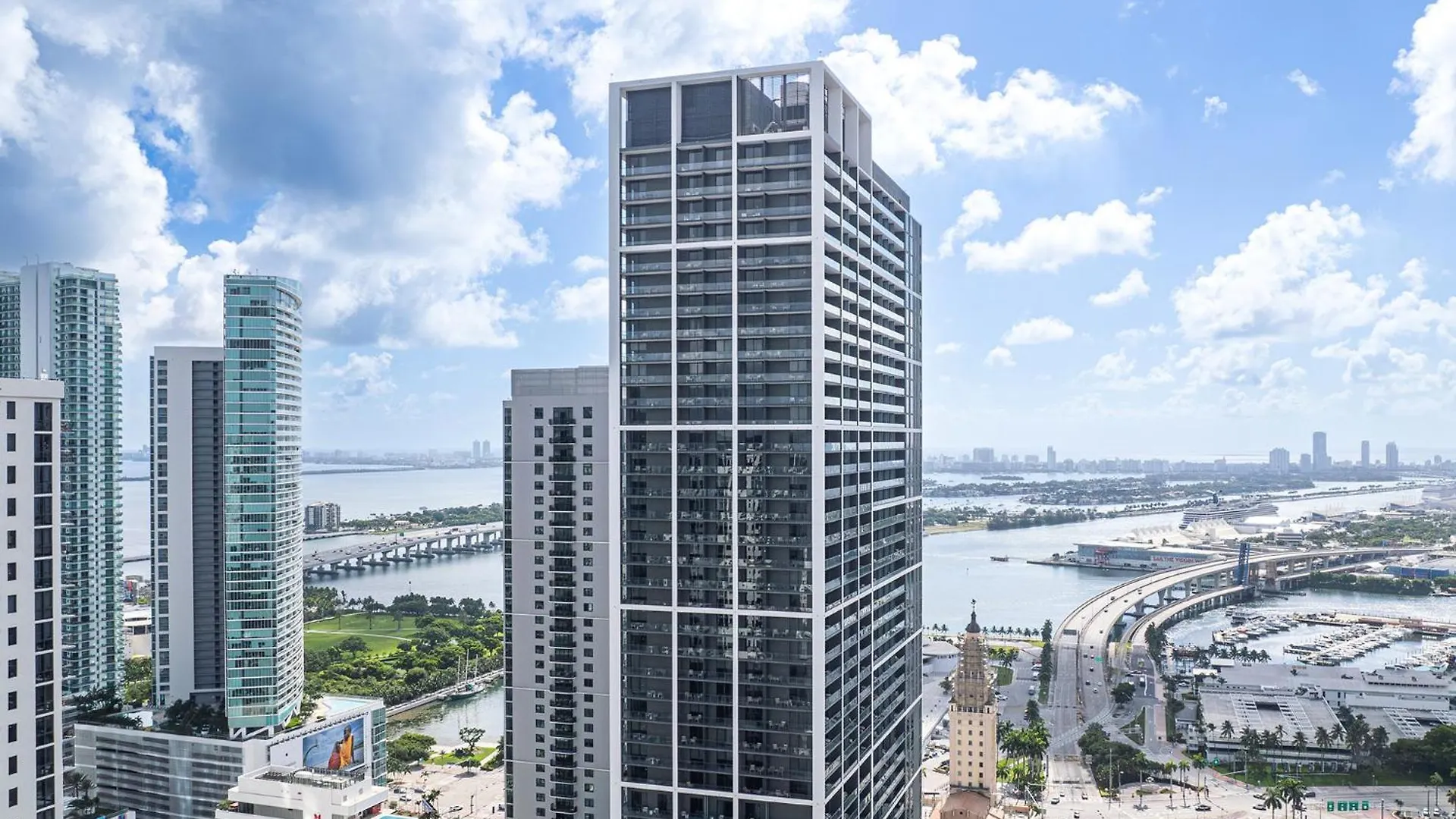 Chic One Bedroom In The Heart Of Vibrant Downtown- Daily Fee And Parking Not Included Miami