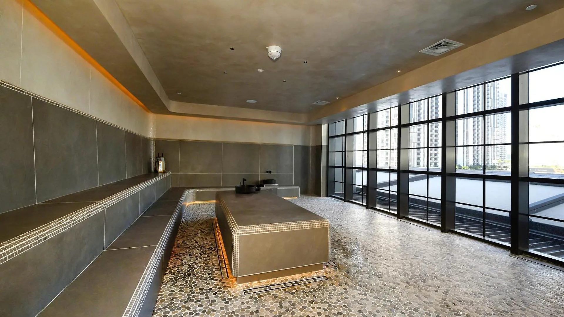Chic One Bedroom In The Heart Of Vibrant Downtown- Daily Fee And Parking Not Included