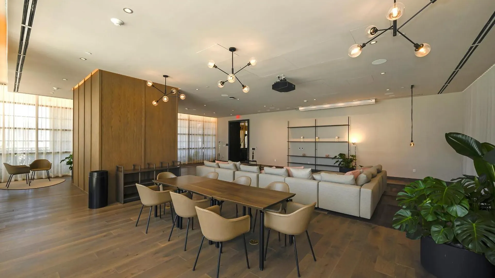 Chic One Bedroom In The Heart Of Vibrant Downtown- Daily Fee And Parking Not Included Apartment *