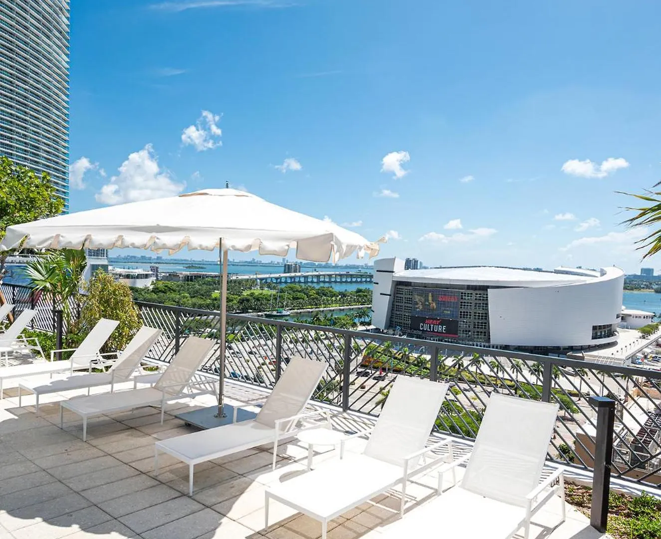 Chic One Bedroom In The Heart Of Vibrant Downtown- Daily Fee And Parking Not Included Apartment