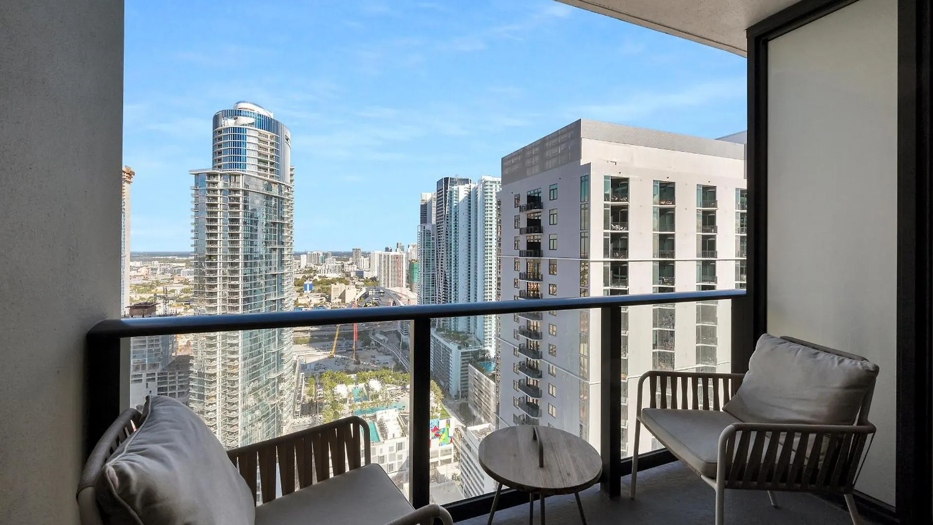 Chic One Bedroom In The Heart Of Vibrant Downtown- Daily Fee And Parking Not Included * Miami