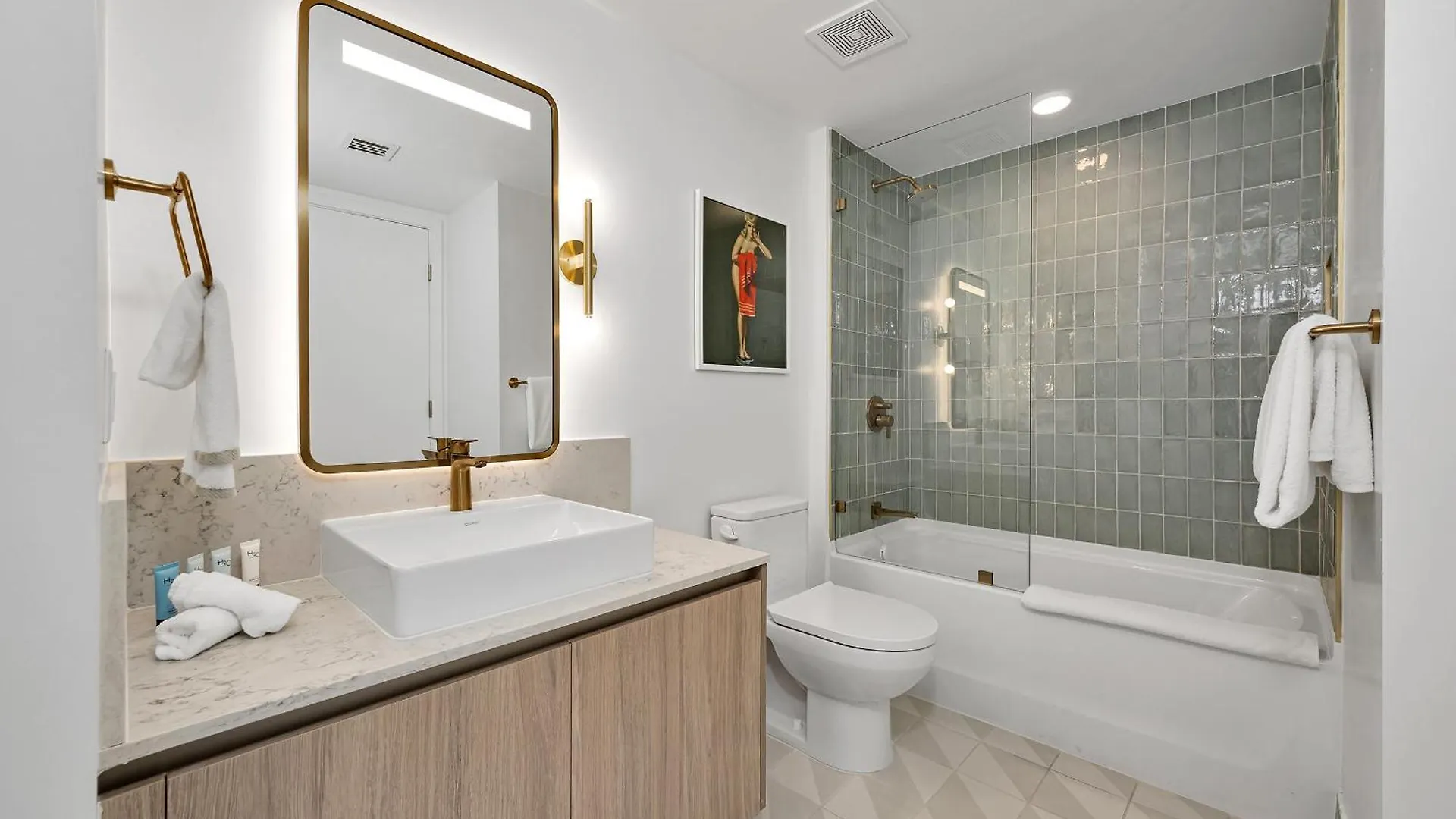 Apartment Chic One Bedroom In The Heart Of Vibrant Downtown- Daily Fee And Parking Not Included