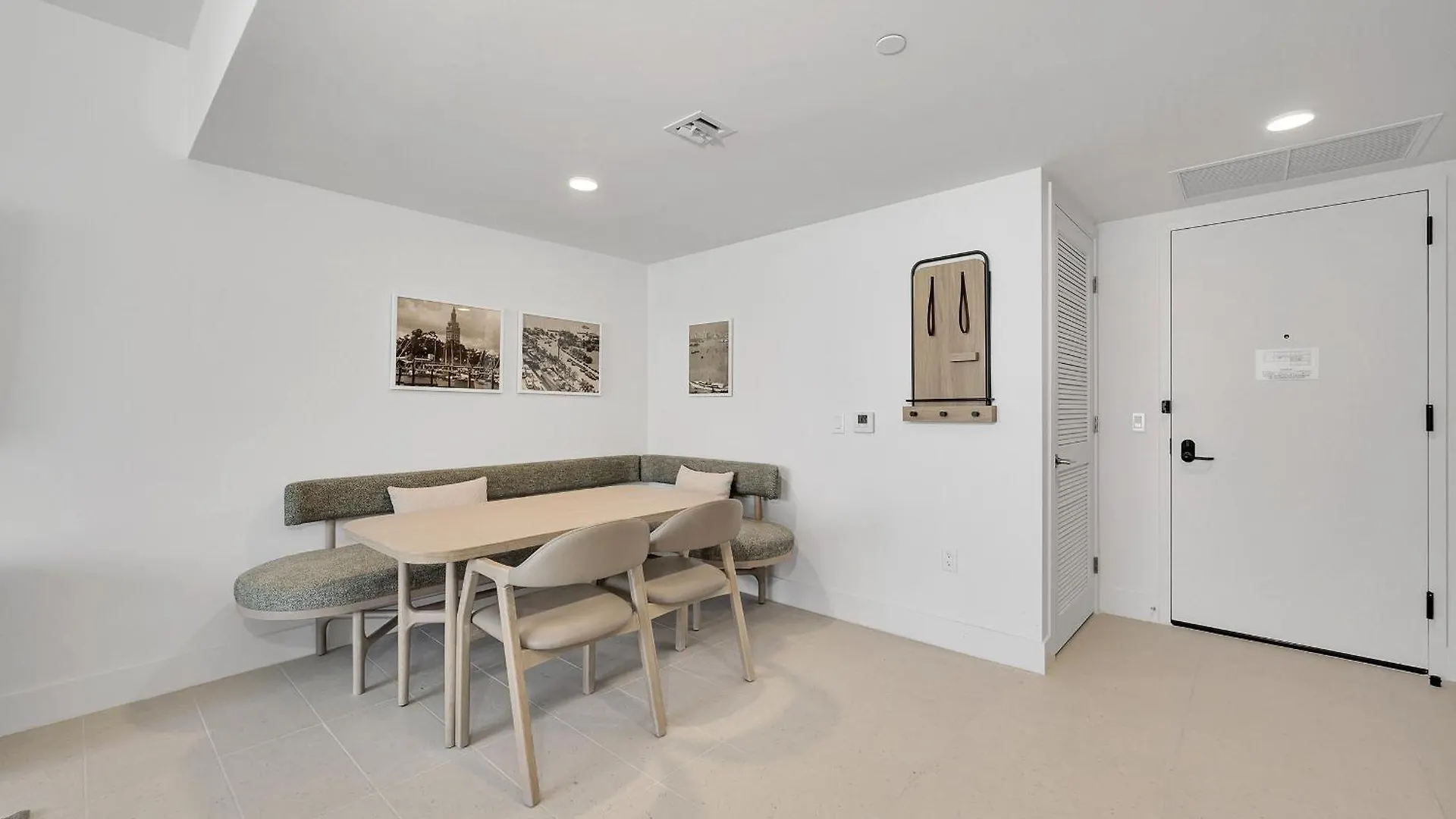 Chic One Bedroom In The Heart Of Vibrant Downtown- Daily Fee And Parking Not Included *