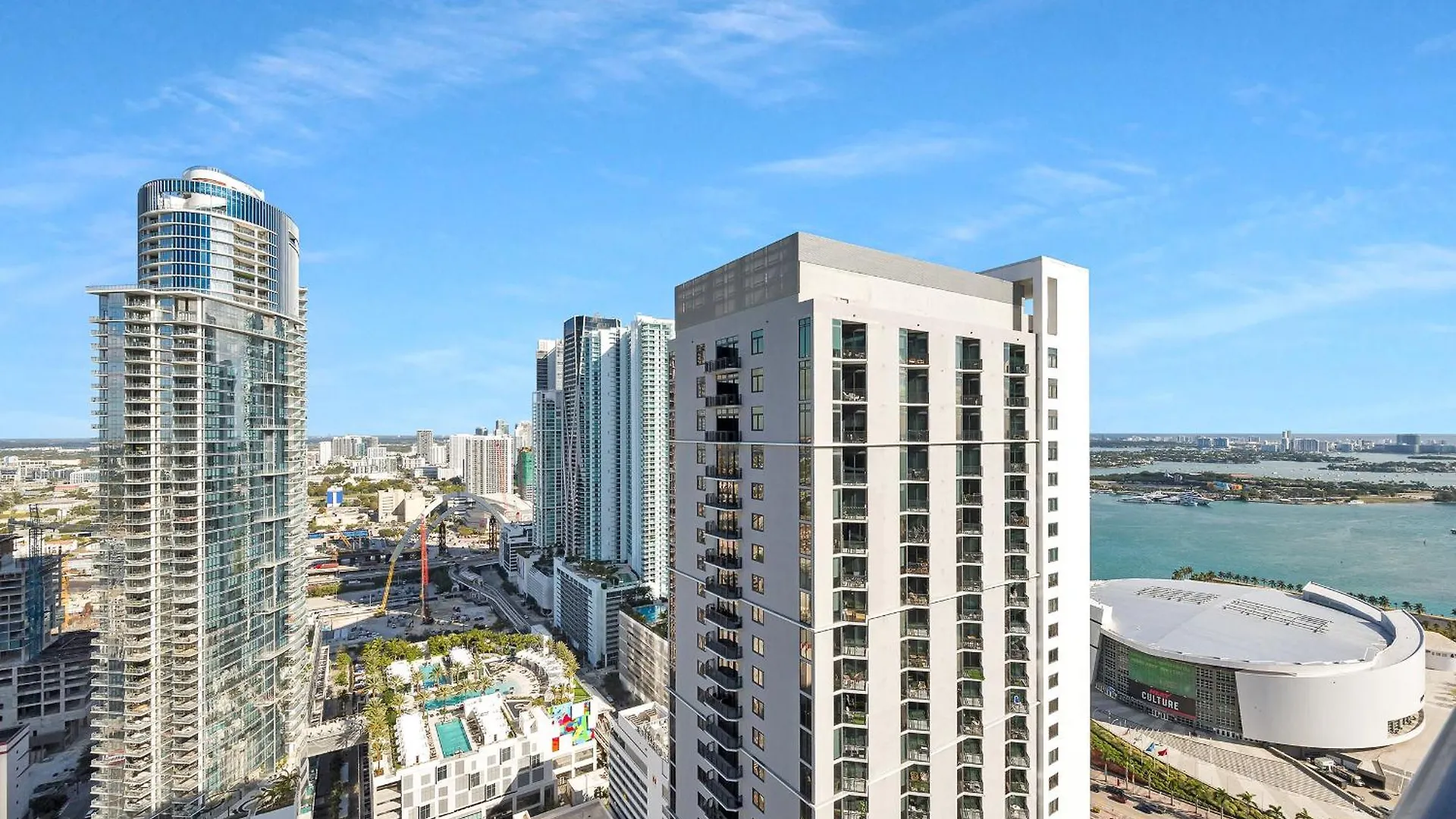 Chic One Bedroom In The Heart Of Vibrant Downtown- Daily Fee And Parking Not Included