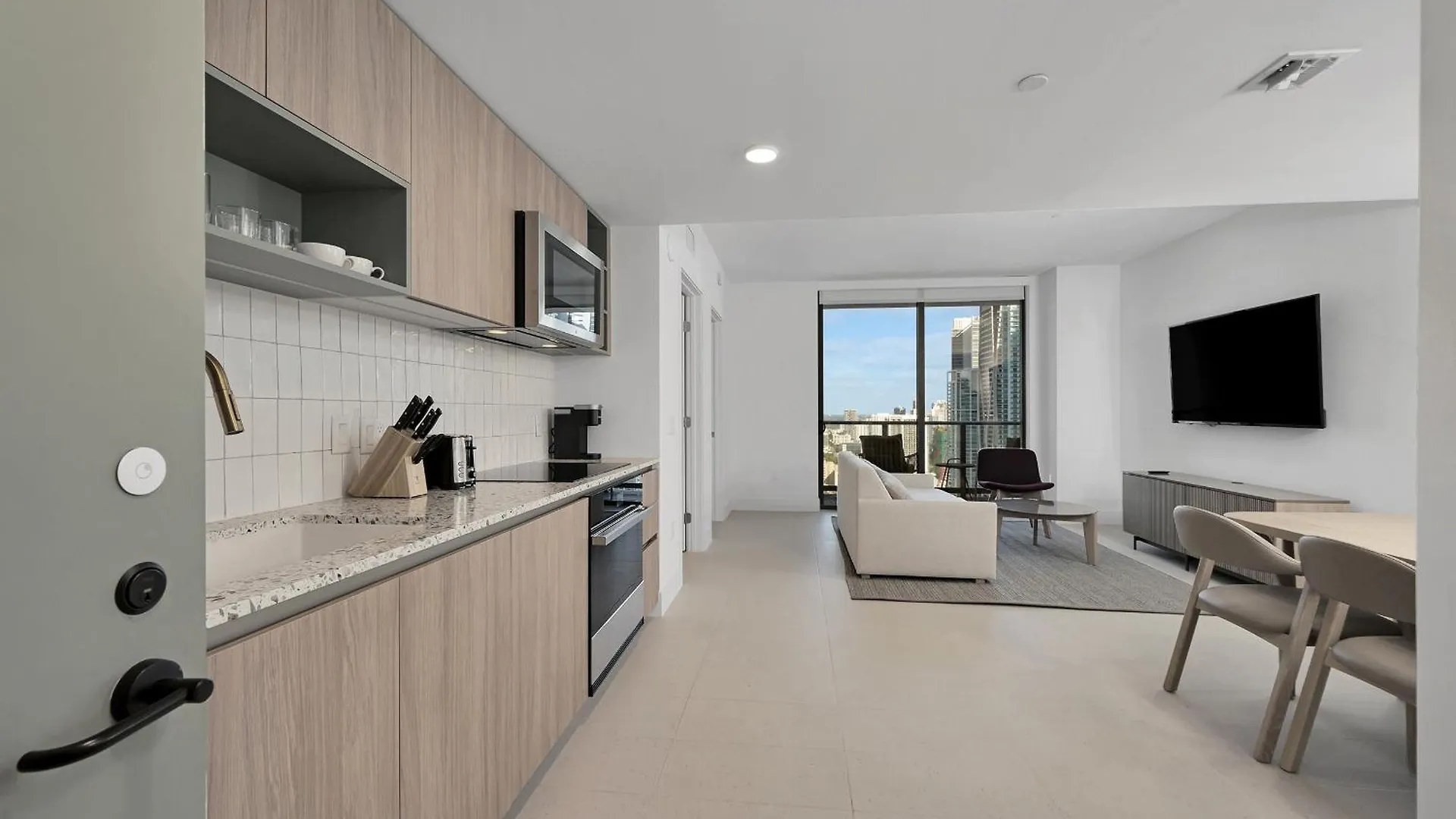 Chic One Bedroom In The Heart Of Vibrant Downtown- Daily Fee And Parking Not Included Apartment Miami