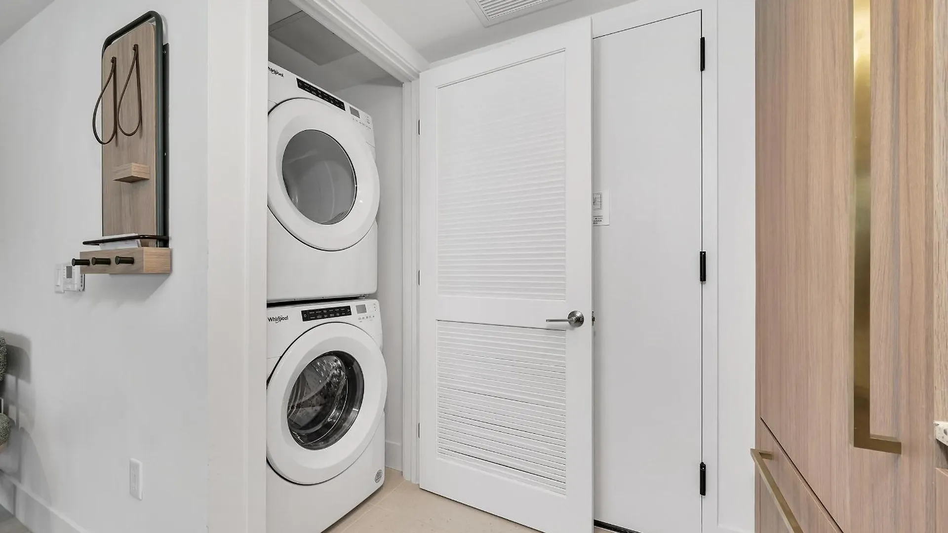 Chic One Bedroom In The Heart Of Vibrant Downtown- Daily Fee And Parking Not Included
