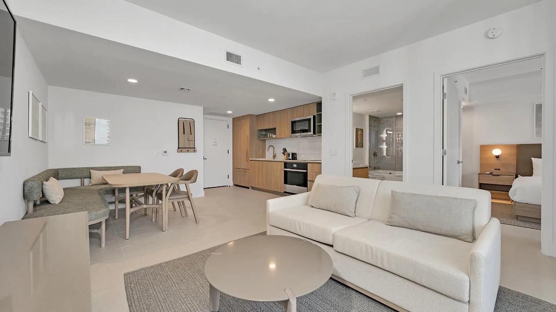 Chic One Bedroom In The Heart Of Vibrant Downtown- Daily Fee And Parking Not Included *