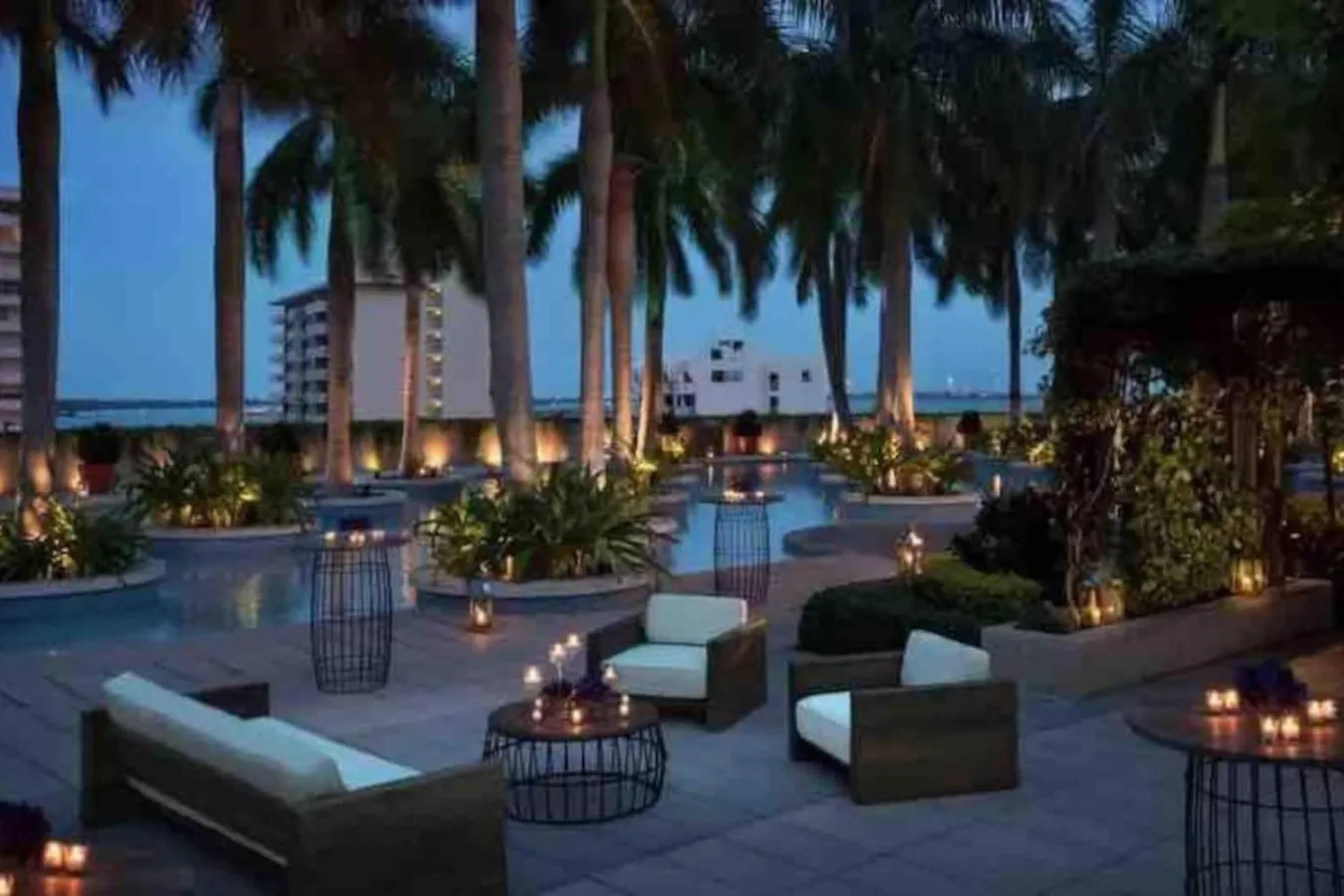 490 Large 2 Bedroom With Gorgeous Pool