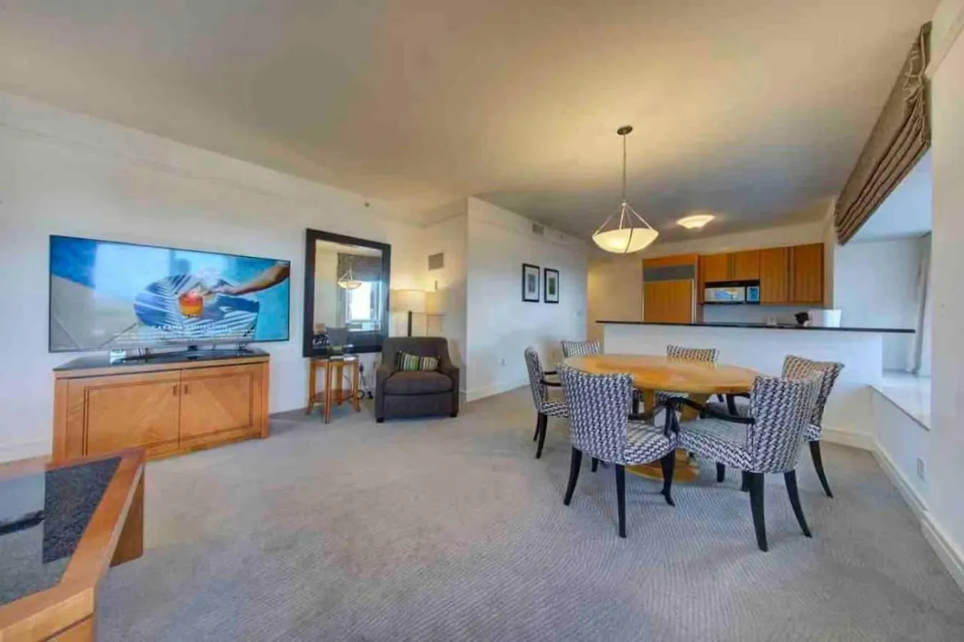490 Large 2 Bedroom With Gorgeous Pool