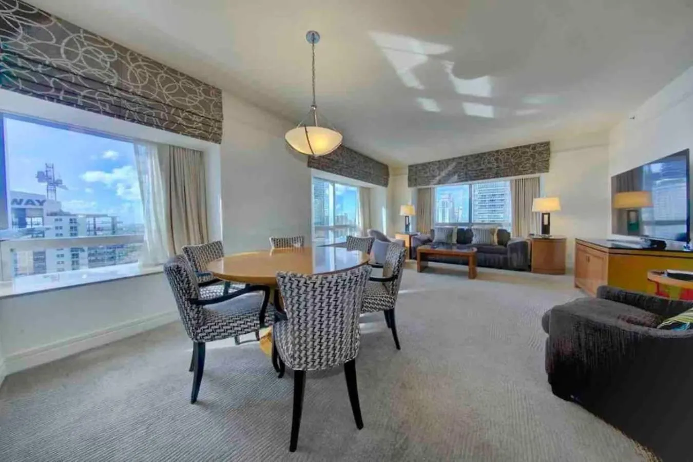 490 Large 2 Bedroom With Gorgeous Pool