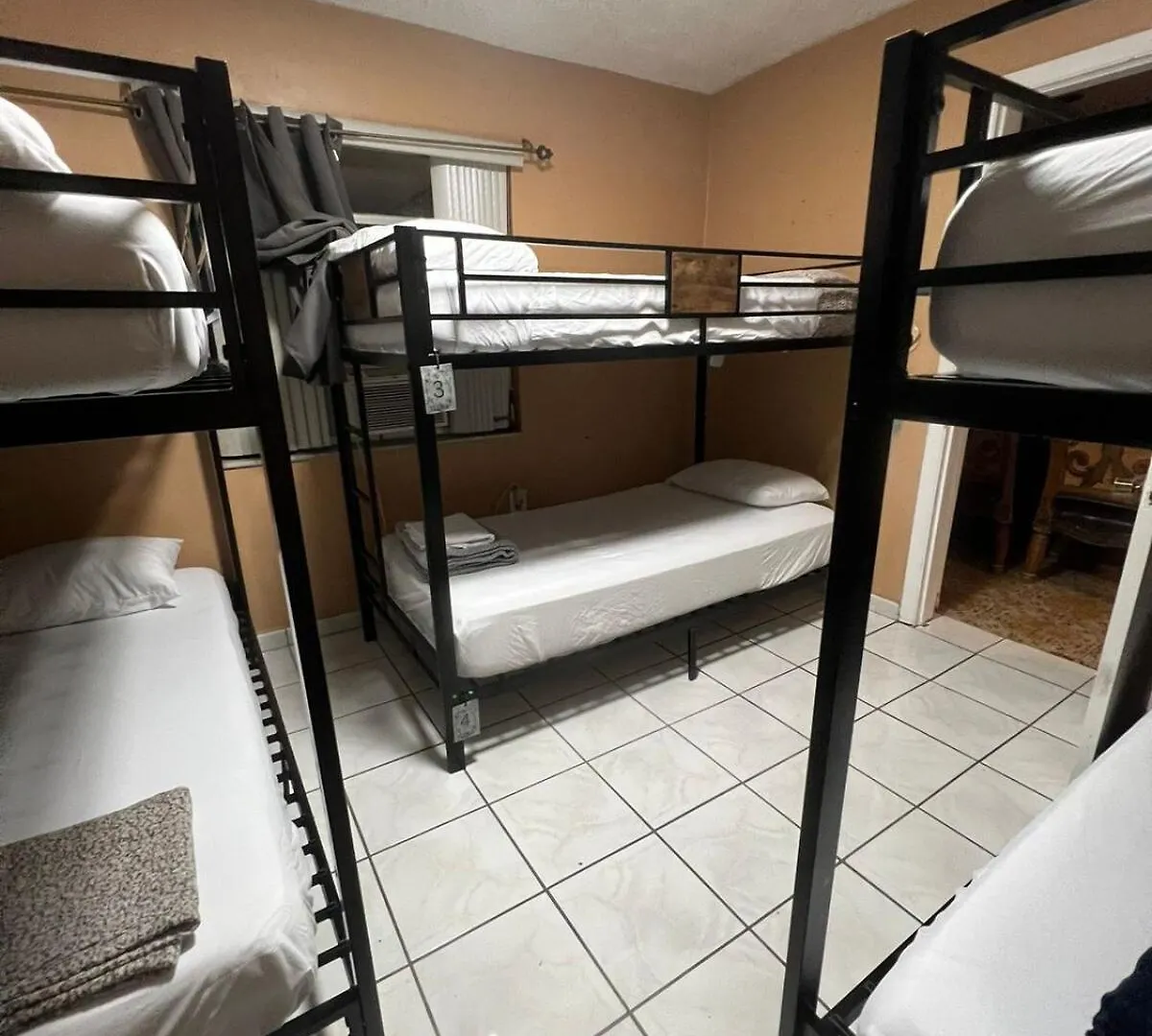 Bed3 Queen Quarter Femaleonly Shared Bed *