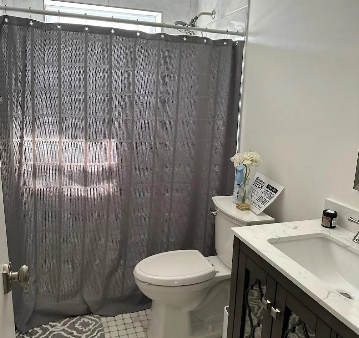 Bed3 Queen Quarter Femaleonly Shared Bed * Miami