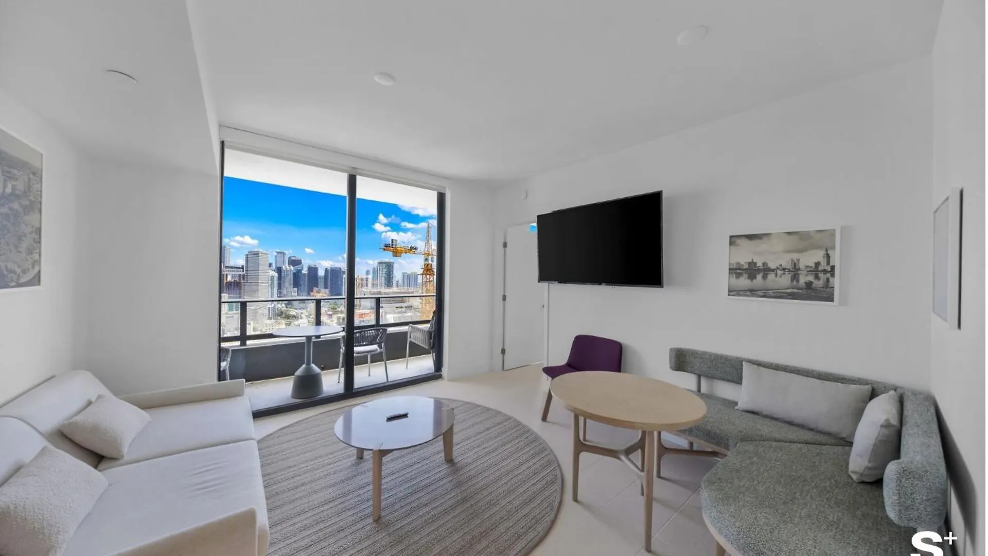 Downtown Haven Sleek 1-br With Skyline Vistas *