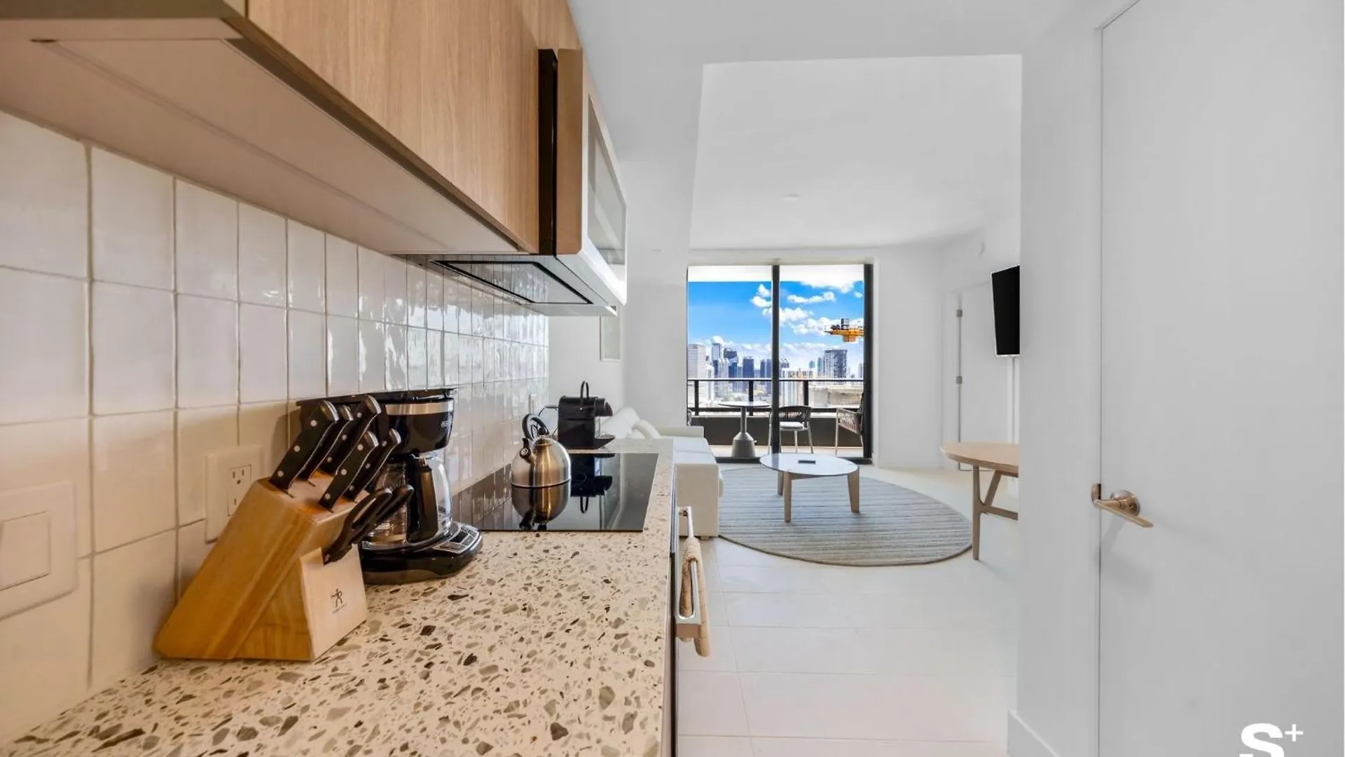 Downtown Haven Sleek 1-br With Skyline Vistas Apartment