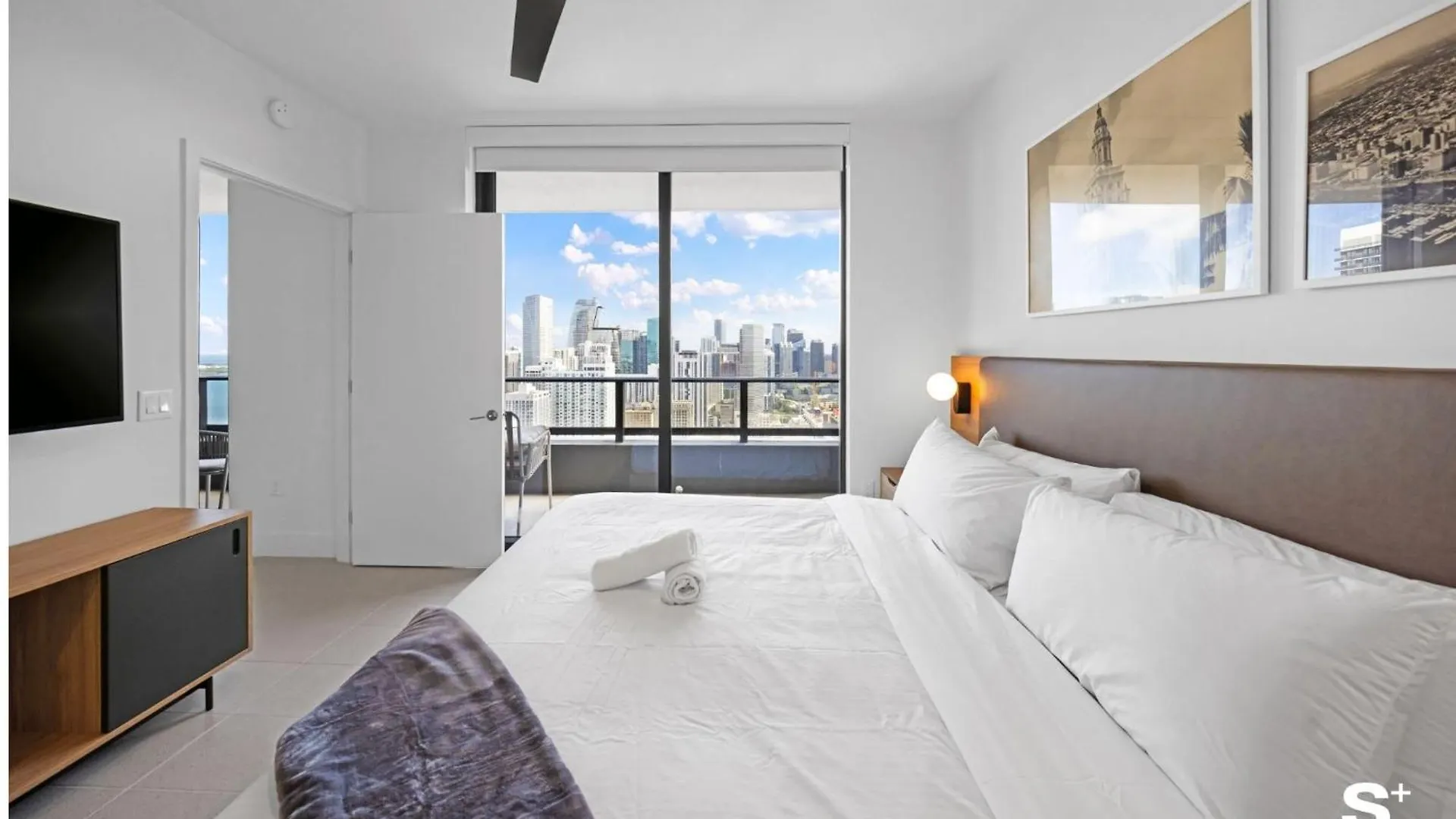 Downtown Haven Sleek 1-br With Skyline Vistas *