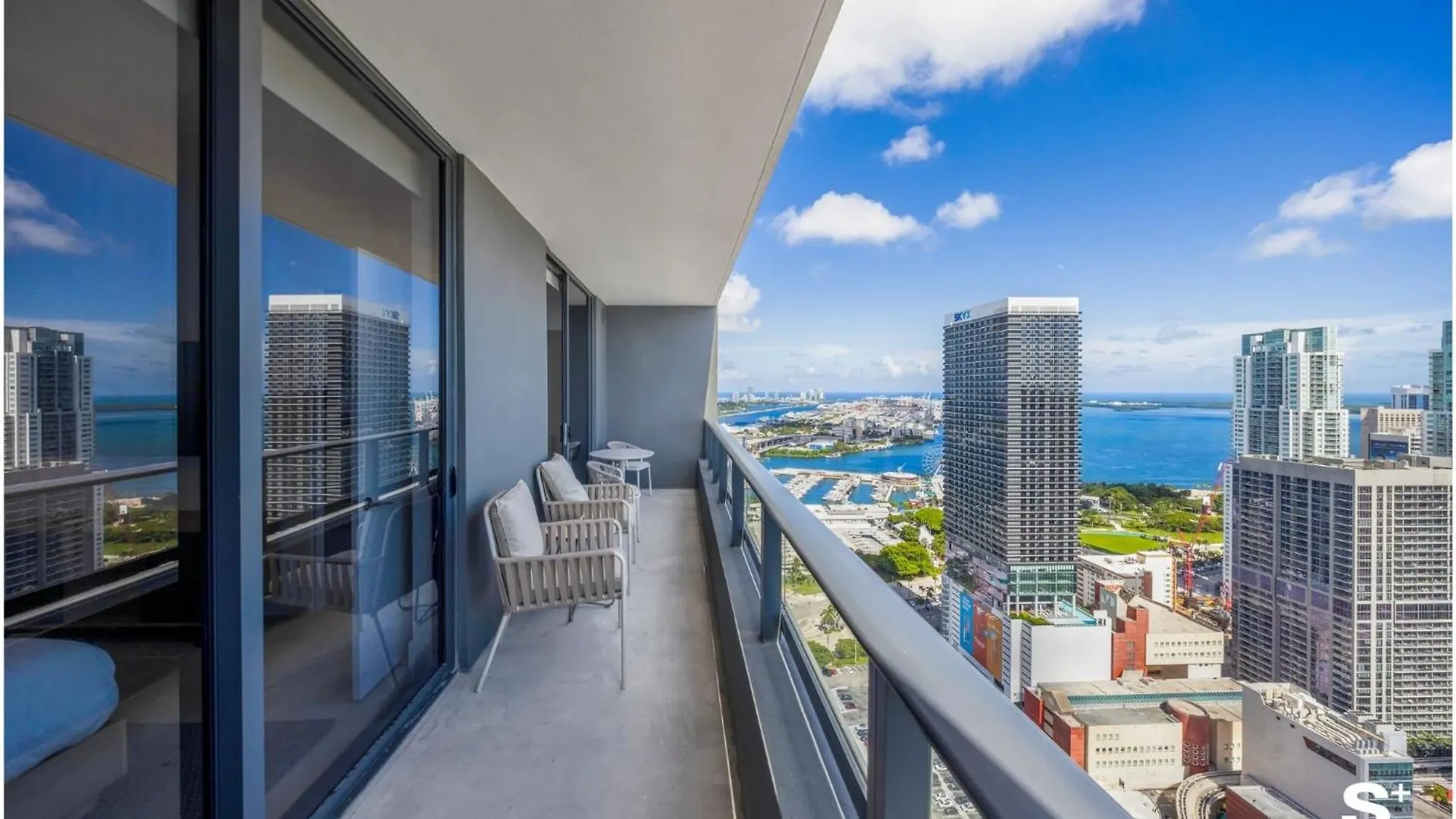 Downtown Haven Sleek 1-br With Skyline Vistas Miami