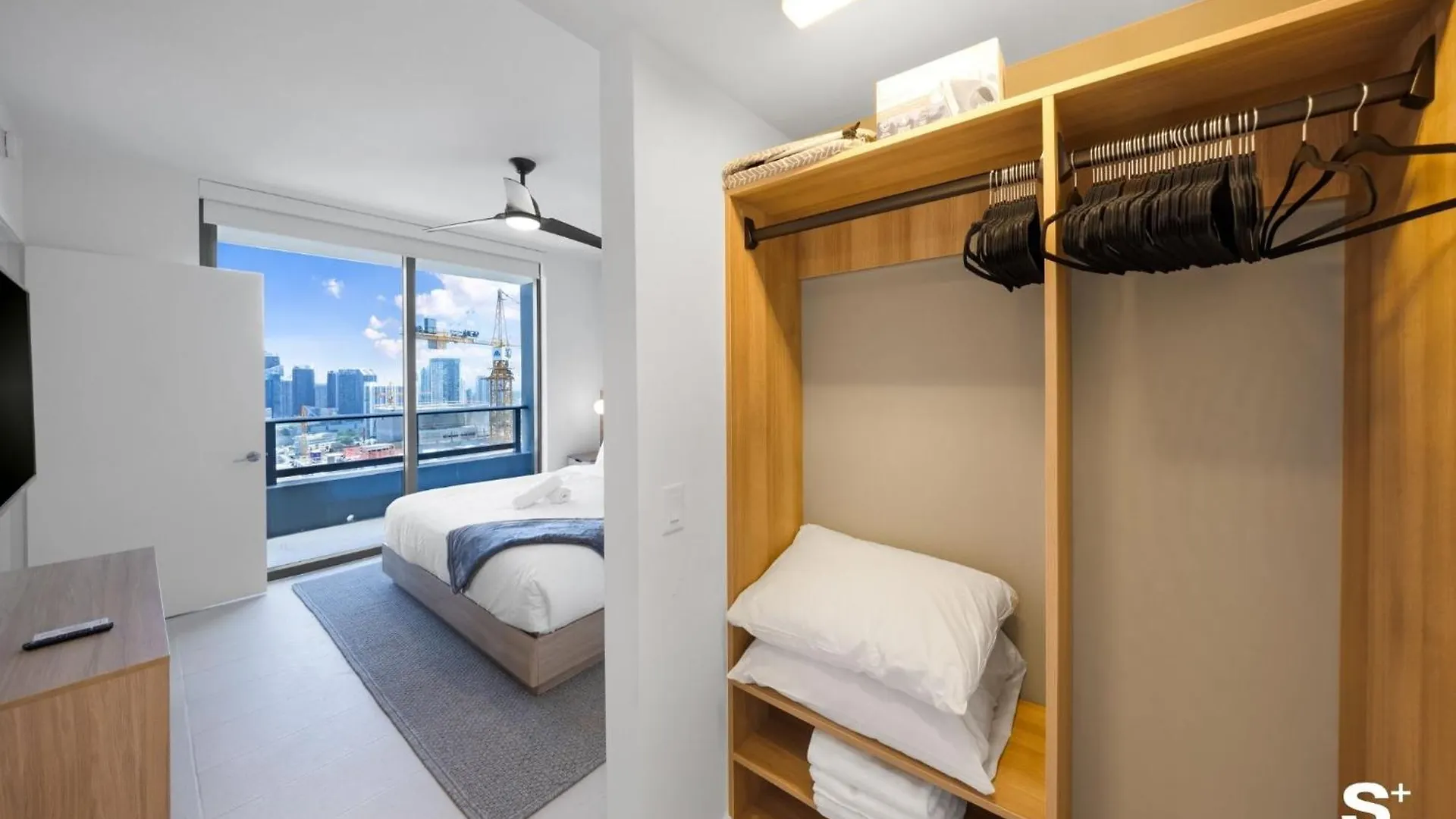 Downtown Haven Sleek 1-br With Skyline Vistas * Miami