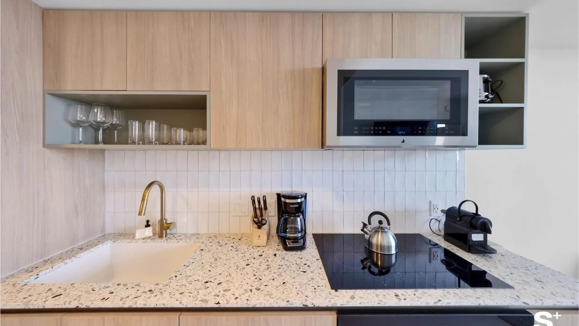 Downtown Haven Sleek 1-br With Skyline Vistas *