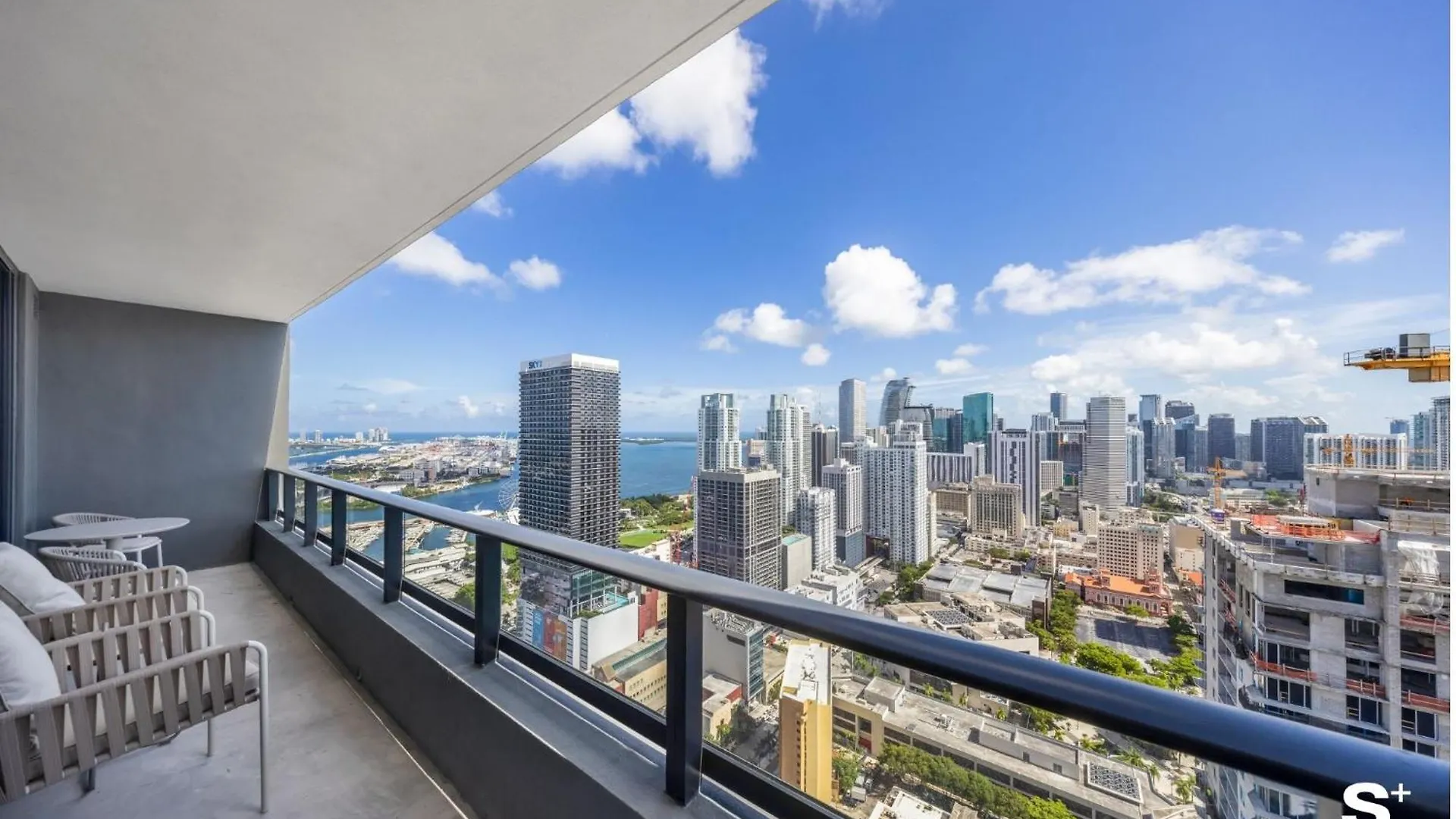 Downtown Haven Sleek 1-br With Skyline Vistas Apartment *