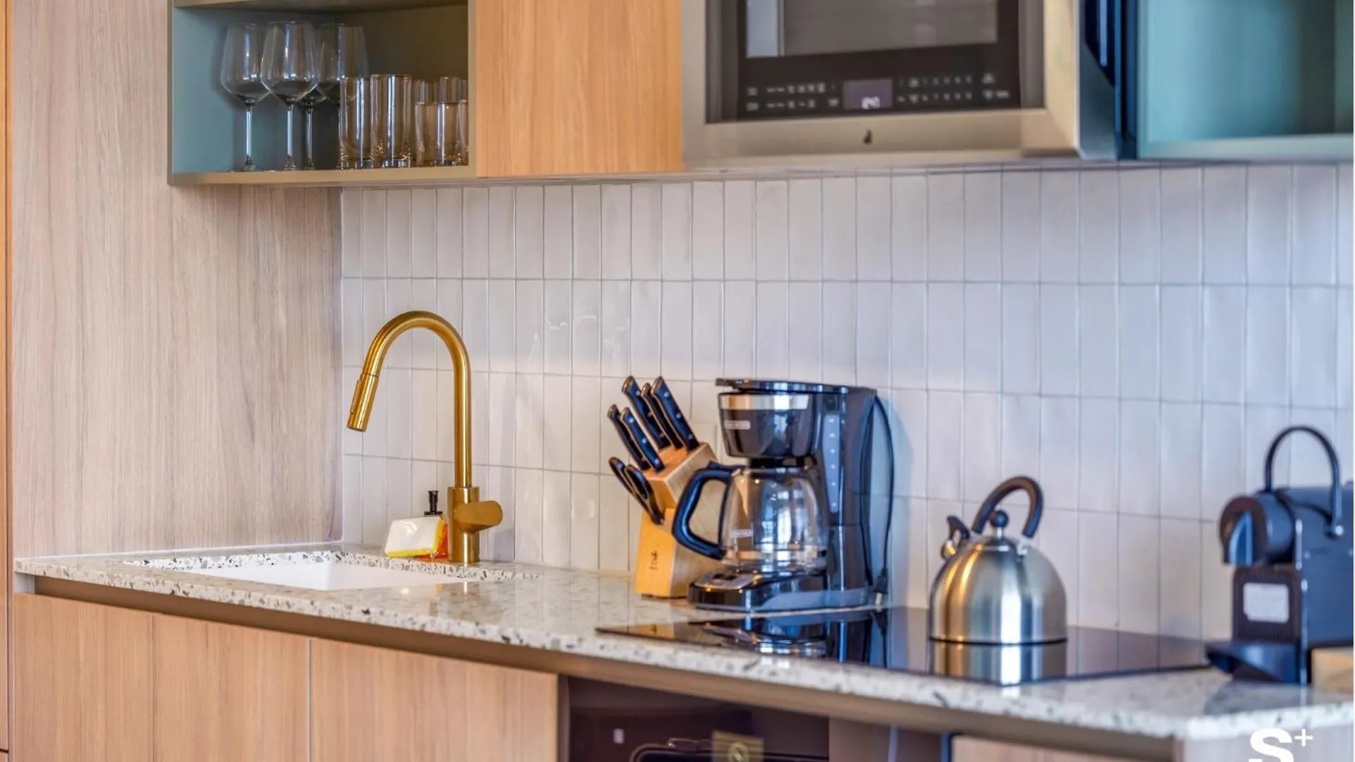 Apartment Downtown Haven Sleek 1-br With Skyline Vistas