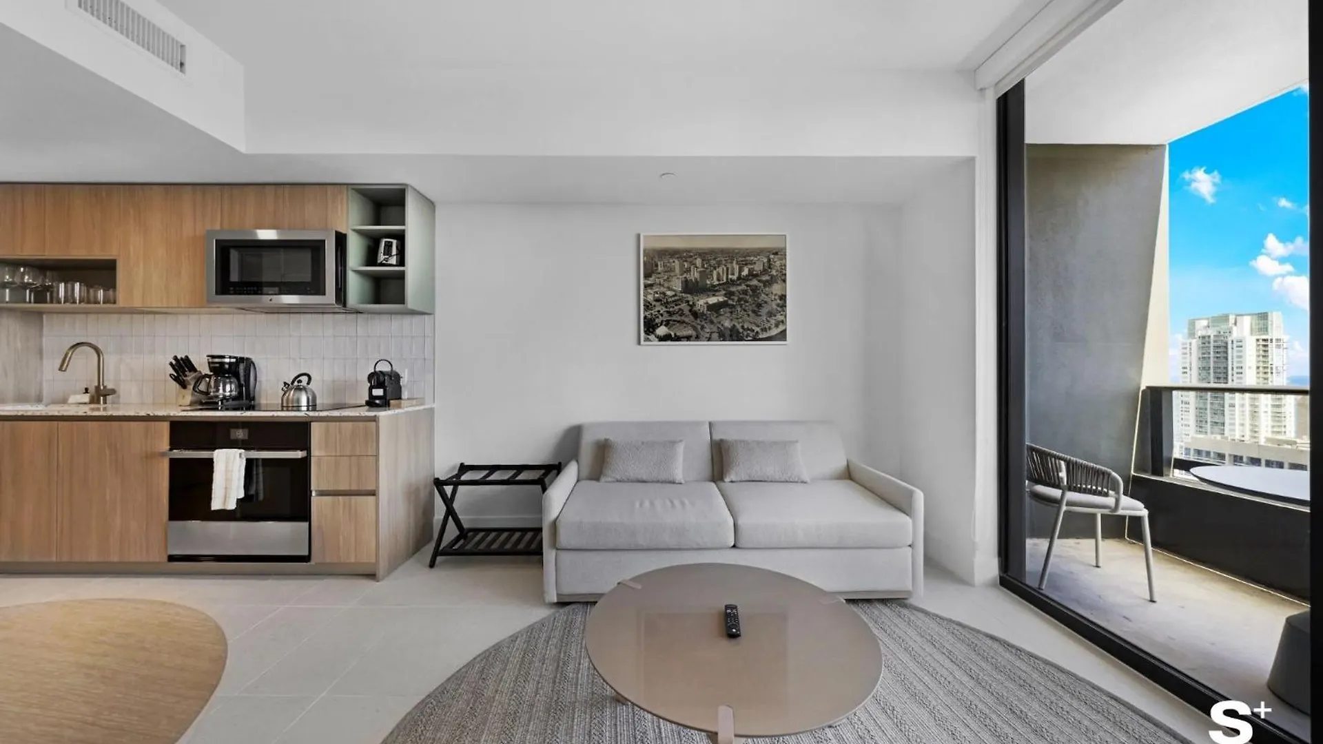 Downtown Haven Sleek 1-br With Skyline Vistas Apartment *