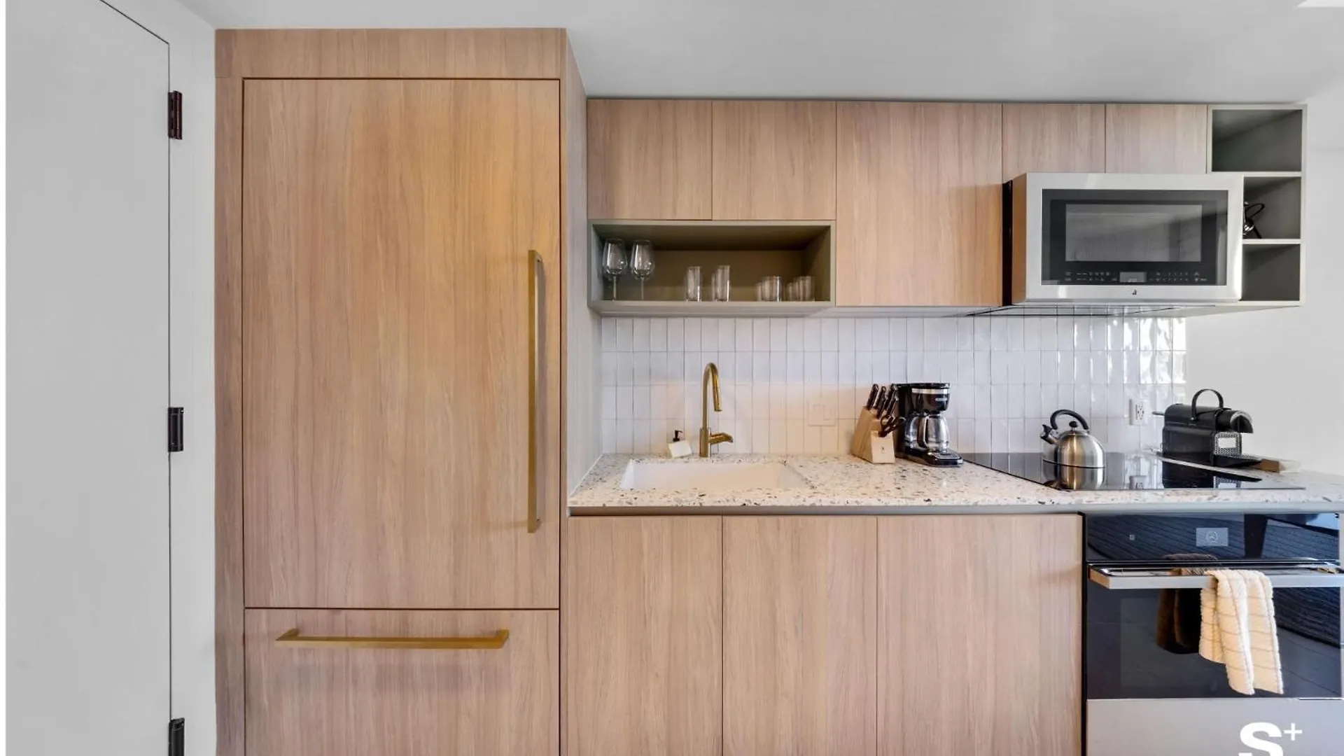Apartment Downtown Haven Sleek 1-br With Skyline Vistas
